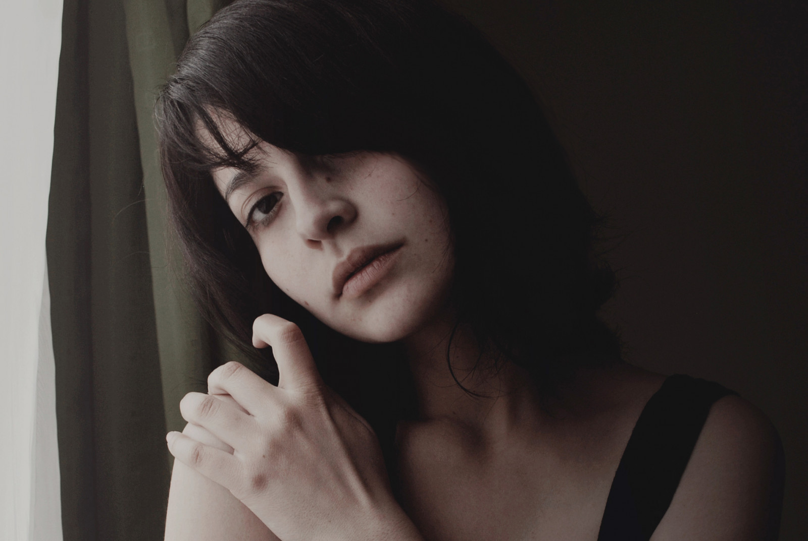 tvář, Černá, model, portrét, bruneta, fotografování, černé vlasy, móda, vlasy, Nikon, emoce, Osoba, kůže, hlava, dívka, krása, oko, žena, ruka, dáma, tma, smysl, nikond3000, účes, portrétní fotografie, focení, hnědé vlasy, umění model, Lidské tělo, orgán