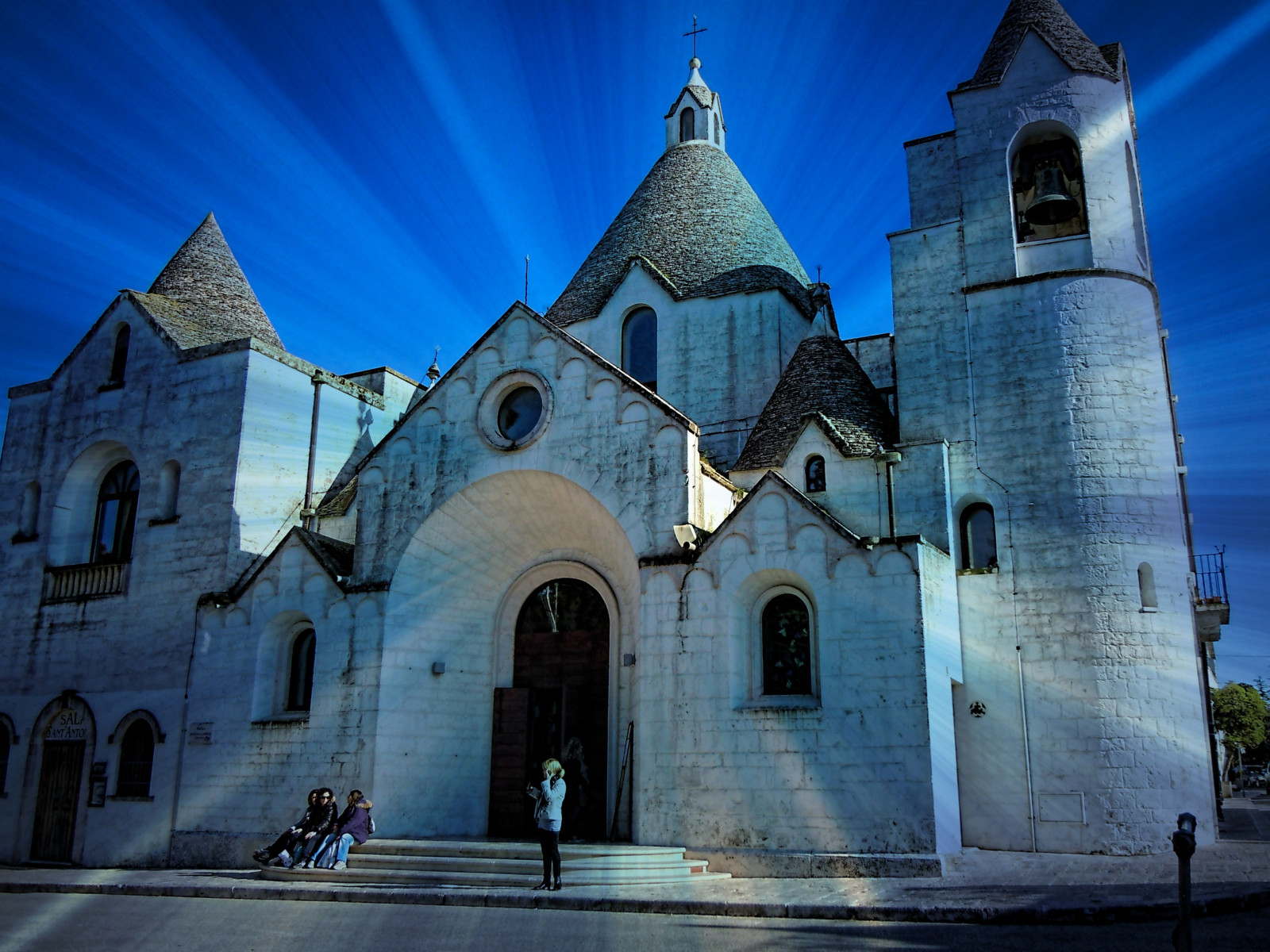 okno, město, Itálie, architektura, budova, nebe, modrý, večer, dějiny, oblouk, kostel, katedrála, kaple, spirála, Alberobello, Opatství, světlo, flickr, budovy, Okna, modrá obloha, bazilika, mezník, obrázek, fasáda, staré budovy, picmonkey, historické místo, místo uctívání, HWW, kostelní věž, zvonice, Španělské mise v Kalifornii, farní, lighteffects, architectureinpixels, středověká architektura, Trulli, Genesis13, Architecturallines, Conicalroof, Překryvná vrstva