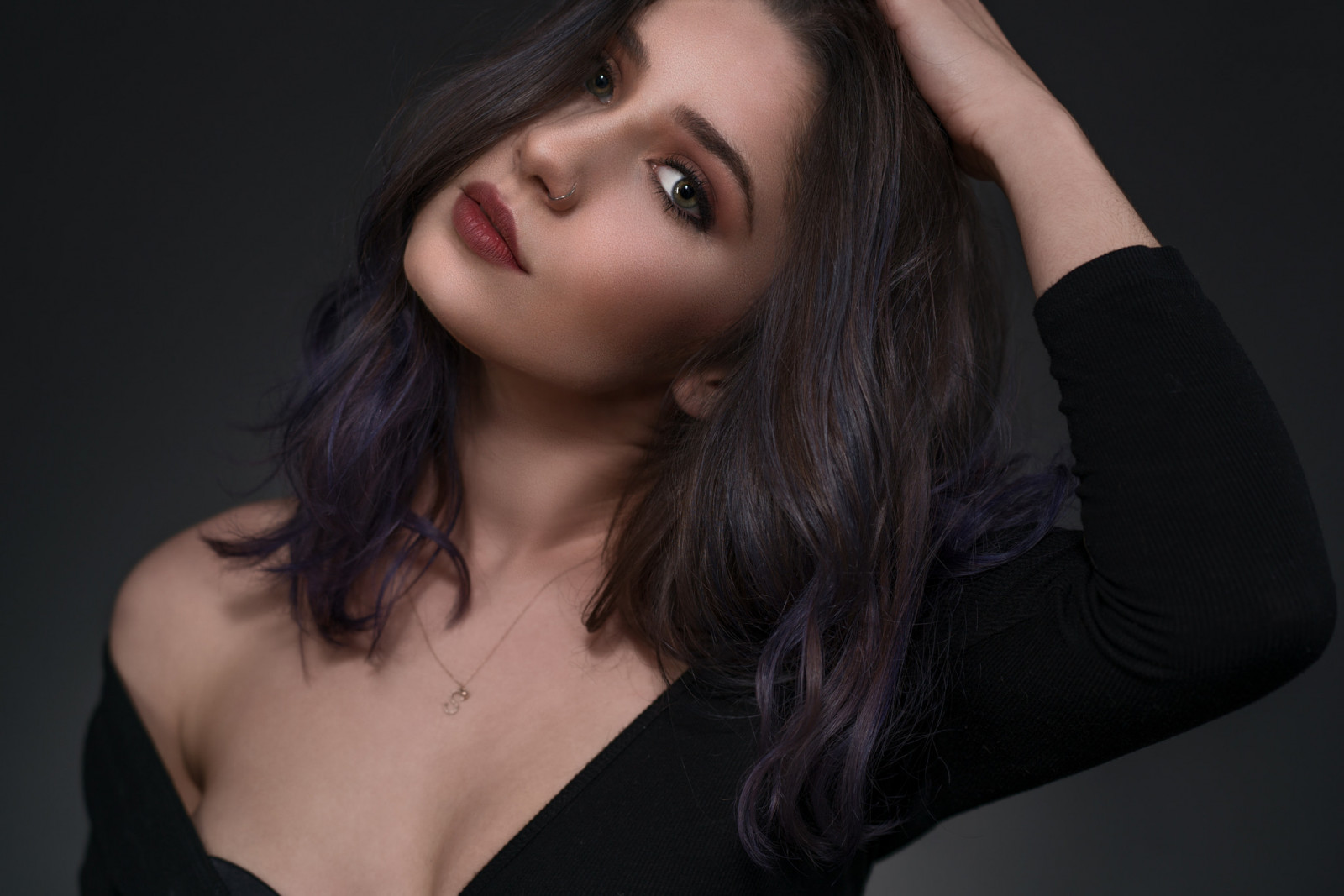 ženy, tvář, portrét, jednoduché pozadí, kroužky v nose, náhrdelník