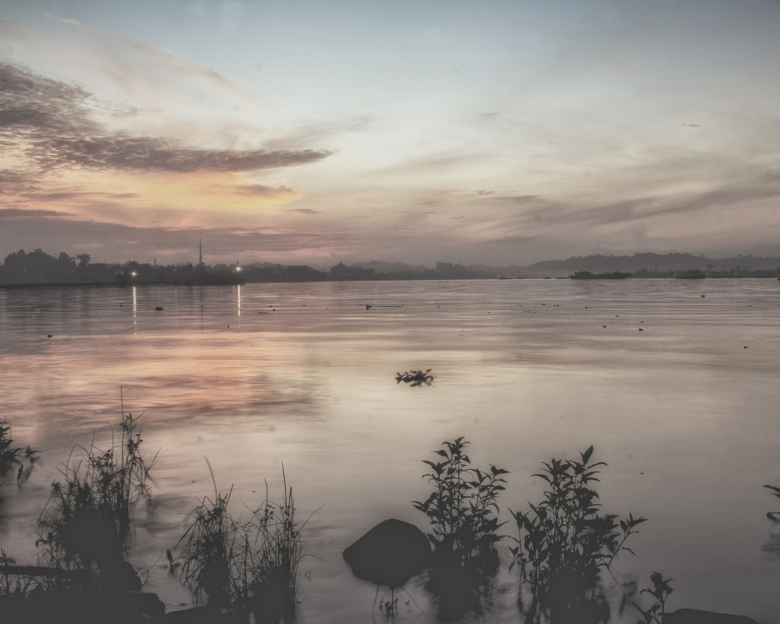 západ slunce, moře, jezero, voda, Příroda, pobřeží, odraz, nebe, rostliny, mraky, svítání, večer, ráno, mlha, řeka, horizont, soumrak, mokřadní, mrak, mlha, počasí, svítání, bažina, jezero, atmosférický jev, tělo z vody
