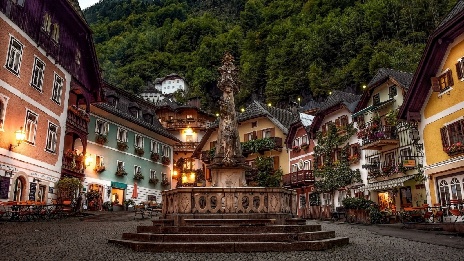 světla, les, ulice, panoráma města, architektura, budova, anděl, silnice, Dům, večer, lavice, sochařství, město, stará budova, náměstí, Rakousko, Hallstatt, palác, infrastruktura, majetek, cestovat, náměstí, mezník, lidské osídlení, sousedství, místo uctívání