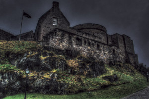 デスクトップ壁紙 風景 通り 夜 古代 建物 空 壁 スコットランド 城 Hdr エジンバラ 経路 イギリス 遺跡 遺物 インフラ 黒と白 雲 綺麗な 木 Bw 黒 白 怖い 歴史的 石工 闇 幽霊の モノクロ写真 強化 中世の建築