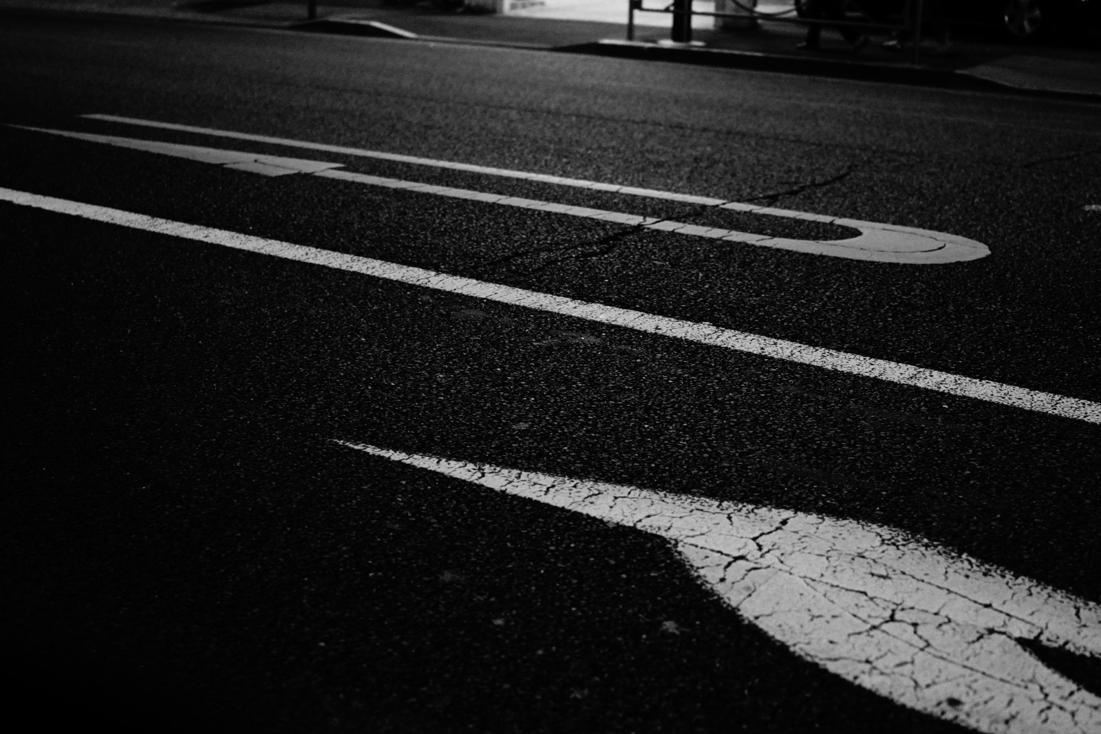 Japonsko, bílý, Černá, černobílý, noc, stín, silnice, Sony, Tokio, asfalt, RX1R, světlo, osvětlení, CC, tvar, čára, Zeiss, tma, rx, rx1, rx1rm2, rx1rmark2, CreativeCommons, bwmonochrome, pruh, Černý a bílý, monochromatické fotografování, Film noir, povrch vozovky