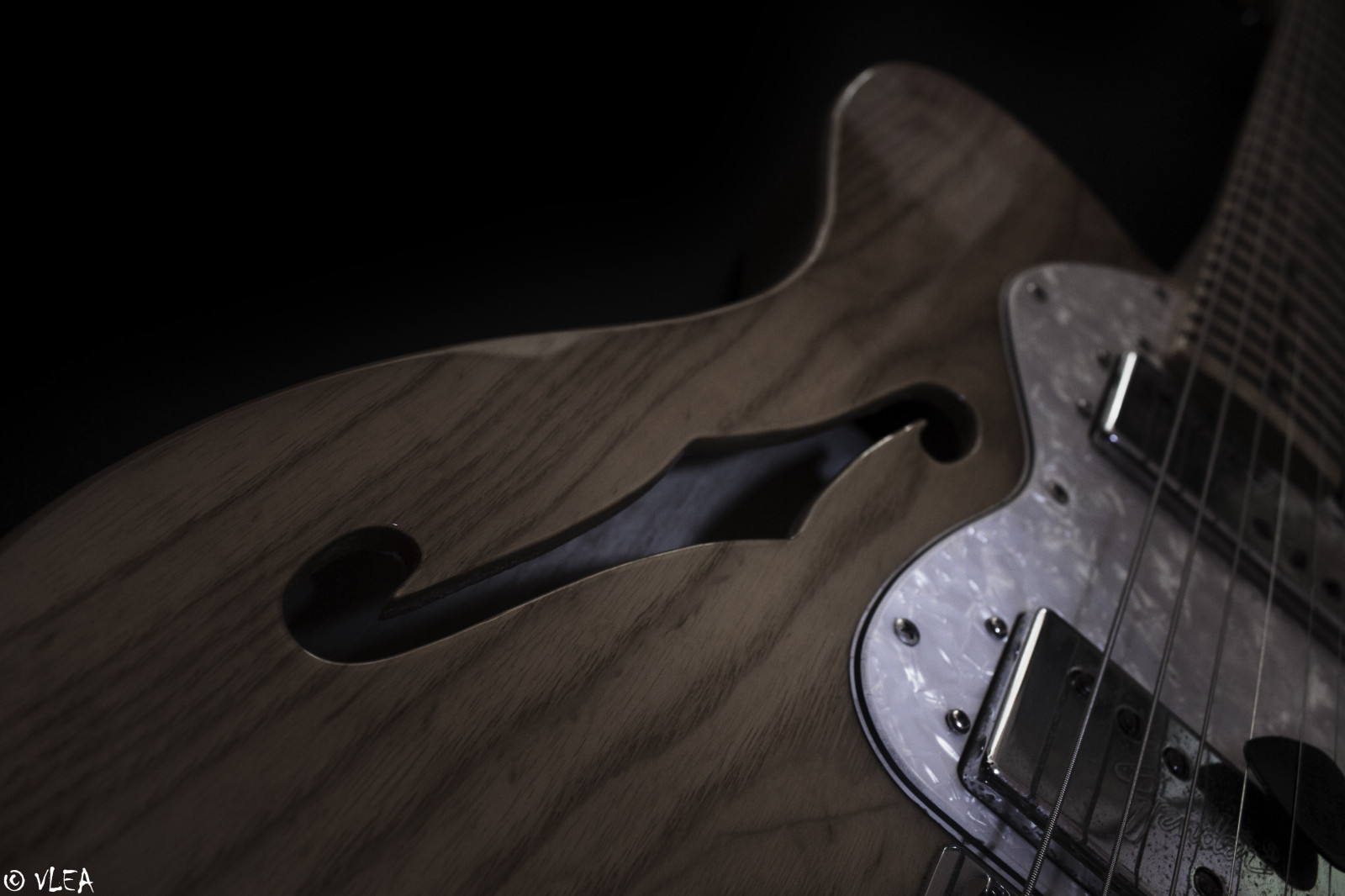 kytara, hudební nástroj, hudba, Blatník, Řetězce, kytarista, elektrická kytara, Černý a bílý, tělesné, F, barva, mld, počítač tapeta, Černý a bílý, drnkací nástroj, strunný nástroj, baskytara, akustická kytara, bianconero, hudební nástroj, slide kytara, elektroakustická kytara, VLEA, jazzový kytarista, Fendertelecaster, Telecaster, Plectrum, tenká čára, Shinyblackanthem, Fendertelecasterthinline72, string instrument accessory, guitar accessory