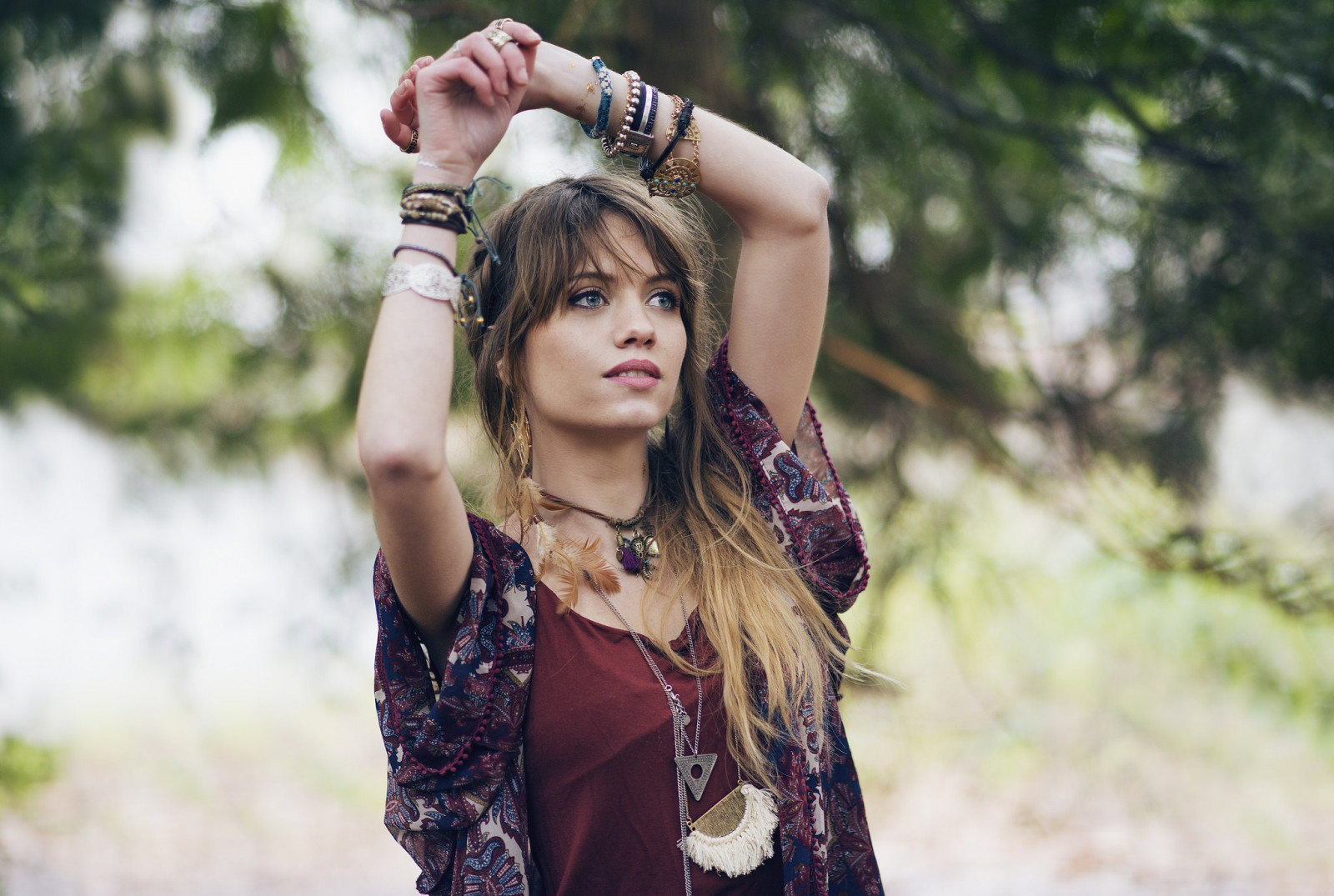 persone, donne, modello, ritratto, guardare lontano, brunetta, fotografia, vestito, le braccia in su, occhi marroni, moda, gioielli, primavera, Persona, capi di abbigliamento, ragazza, bellezza, occhio, donna, signora, fotografia, fotografia di ritratto, servizio fotografico