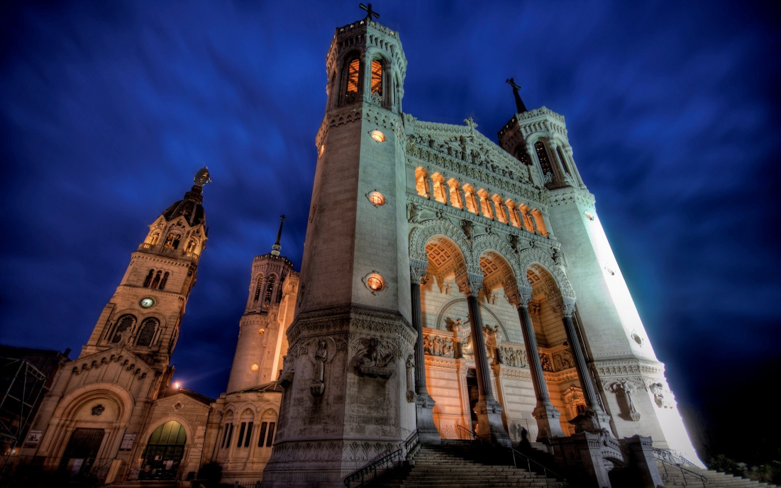 krajina, panoráma města, noc, budova, odraz, Cestovní ruch, mrakodrap, večer, hrad, věž, svět, kostel, katedrála, metropole, spirála, světlo, mezník, 1920x1200 px, urban area, místo uctívání