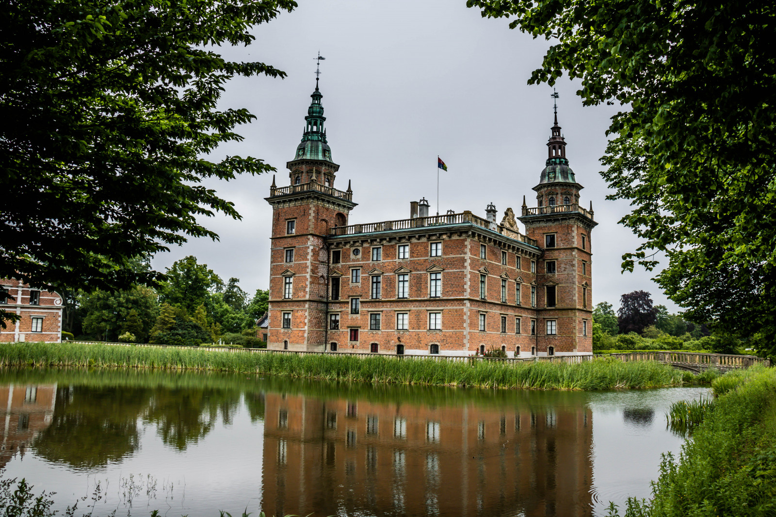 zahrada, architektura, budova, odraz, hrad, věž, klášter, palác, zámek, majetek, architektura, byggnad, slott, marsvinsholm, exif modelu canoneos760d, Kamera aby kánon, Model fotoaparátu canoneos760d, geolocation, EXIF čočka efs18200mmf3556is, exif aby kánon, EXIF isospeed 100, EXIF otvor 71, hradní příkop, exif focallength 18mm, skulpturpark, marsvinsholmsslott, vodní, vodní hrad, vznešený domov, zámek