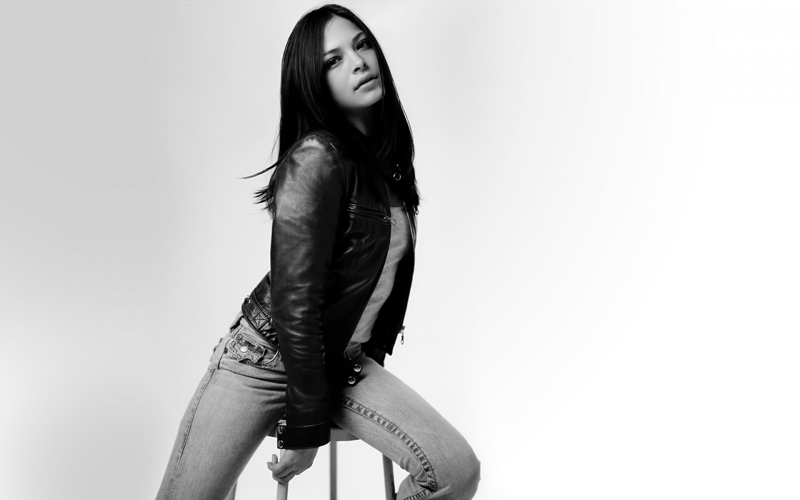 nero, monocromo, modello, seduta, fotografia, moda, pelle, capi di abbigliamento, top model, Kristin Kreuk, mano, signora, dito, gamba, Materiale, calzature, tessile, 1920x1200 px, bianco e nero, fotografia in bianco e nero, posizioni umani, servizio fotografico, coscia