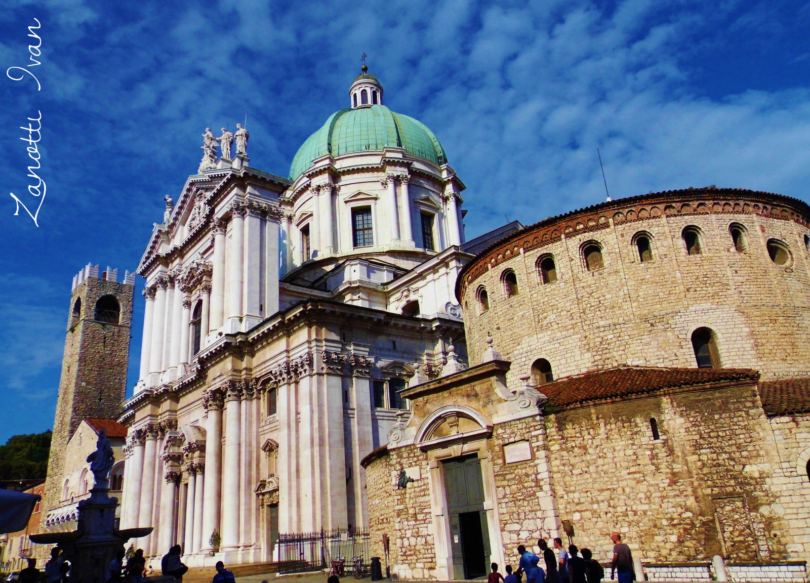 Historische Seite, Mittelalterliche architektur, Wahrzeichen, Gebäude, Himmel, Byzantinische architektur, Basilika, Anbetungsstätte, Kirche, Dom, Touristenattraktion, Fassade, alte Geschichte, Tourismus, Geschichte, Kapelle, Abtei, Mittelalter, Kloster, Baptisterium, Kirchturm, Kuppel, Spanische Missionen in Kalifornien, Touren, Chateau, Stadt