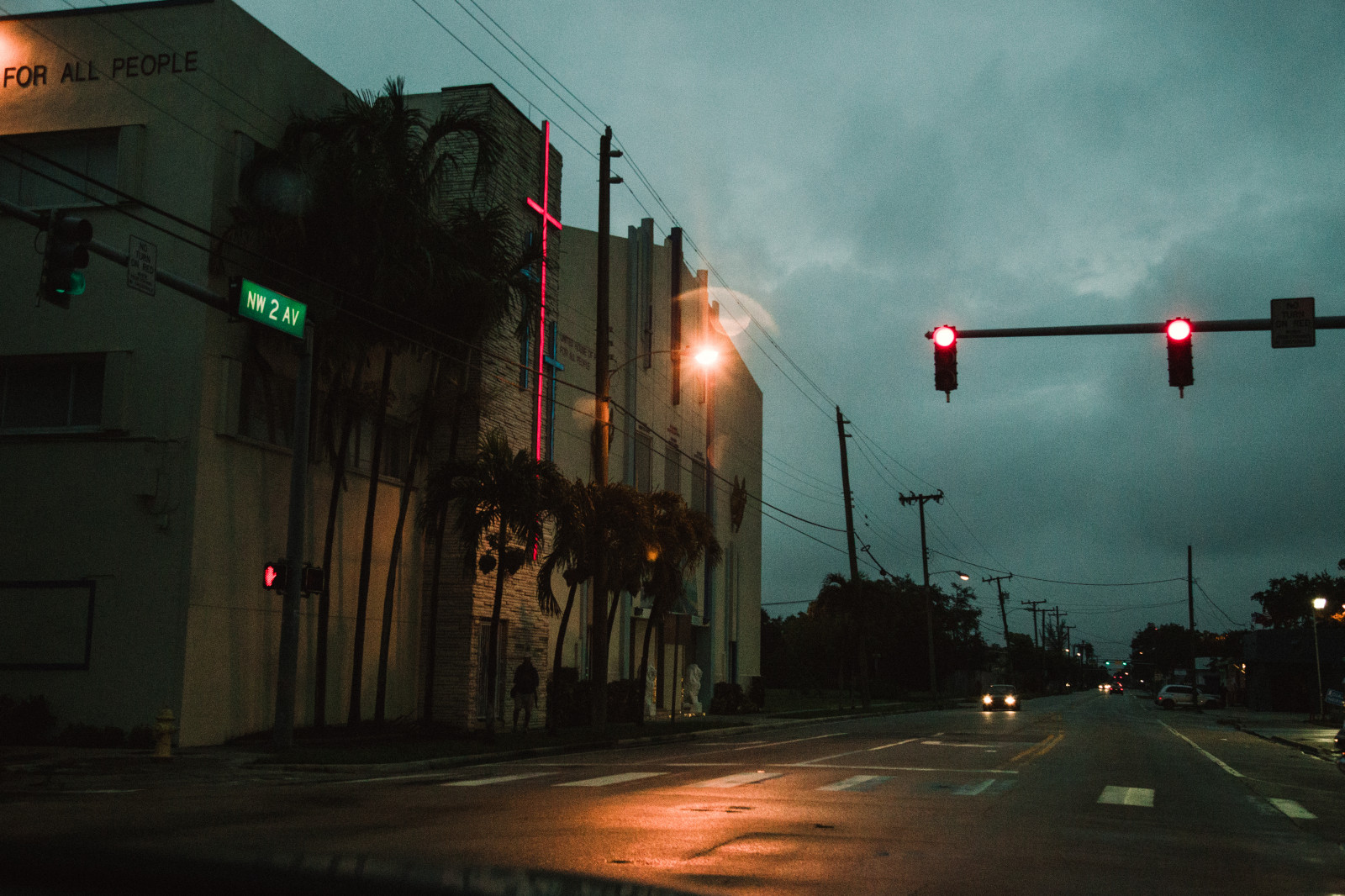nebe, urban area, Semafor, signalizační zařízení, noc, pouliční osvětlení, svítidlo, silnice, město, světlo, ulice, atmosféra, tma, osvětlení, večer, jev, ráno, metropole, soumrak, centrum, Metropolitní oblast, budova, mrak, pruh, strom, půlnoc, Dům, elektřina