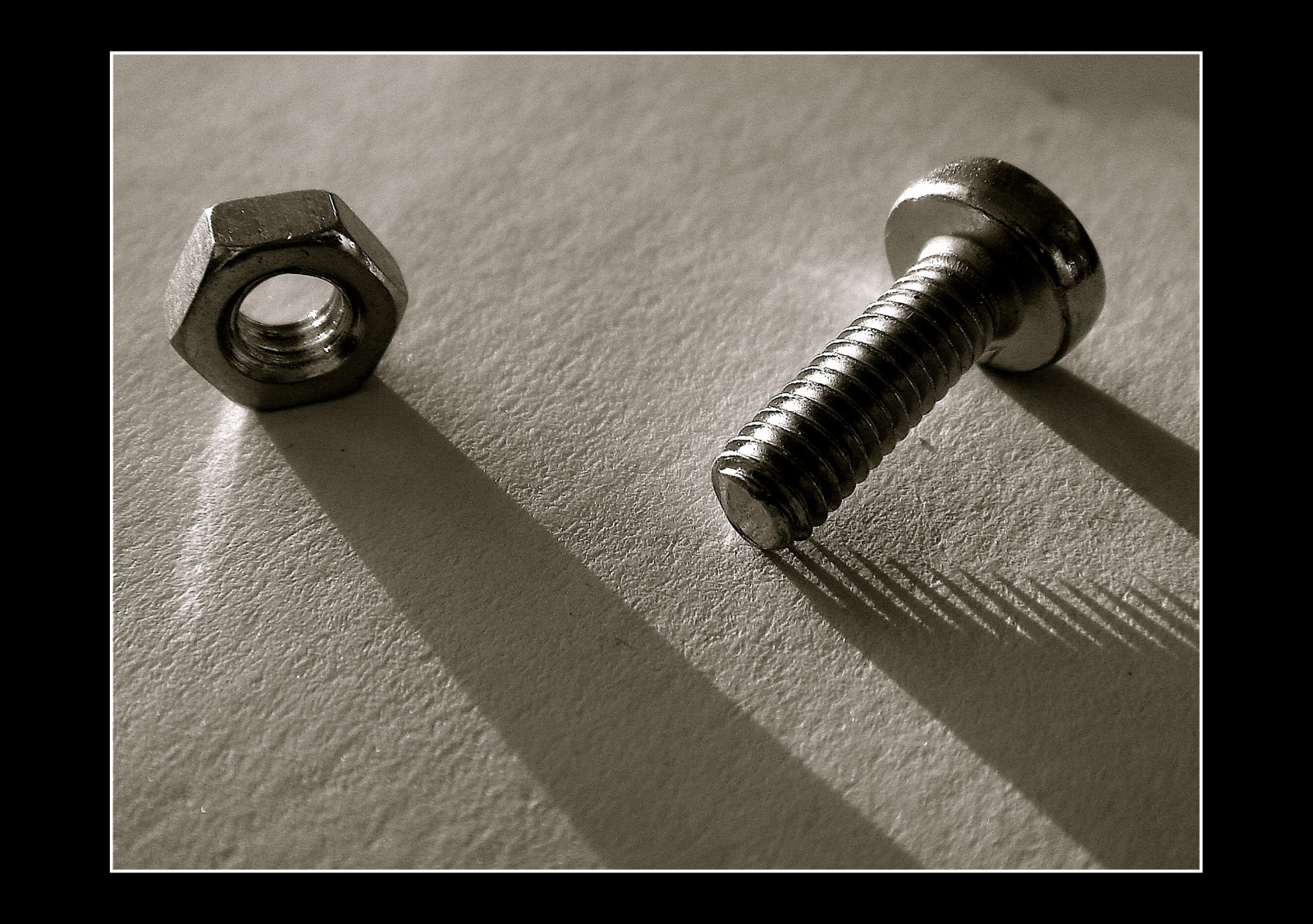 světlo, stín, makro, šroub, IDEA, jednoduchost, Pojem, Pojmový, jednoduchý, křehkost, řečnická otázka, femalescrew, ilikeitsimple, frailness, ioncehadablogandthiswasatinyentry, malescrew