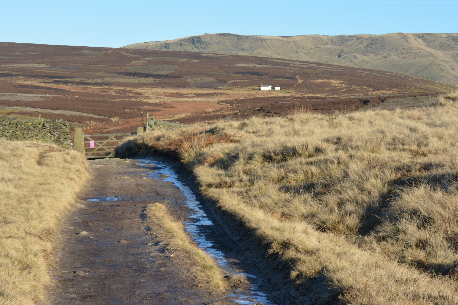 krajina, hory, kopec, tráva, nebe, zima, pole, silnice, Anglie, horizont, cesta, plošina, step, hřbet, hora, lučina, venkovní, divoký, modrá obloha, pole, stezka, vřes, národní park, prostý, Spojené království, Derbyshire, vysočina, prérie, půda, mountainside, highpeak, geologie, venkov, ekosystém, tráva rodina, klesl, křoviny, stráň, Peak District, mrzutý, ekoregion, rašeliniště, trávníky, hayfield, thenationaltrust, předhůří, kamenné zdi, slátanina, sráz, snakepath, middlemoor, woodengate, shootingcabin, dirttrack, plant community