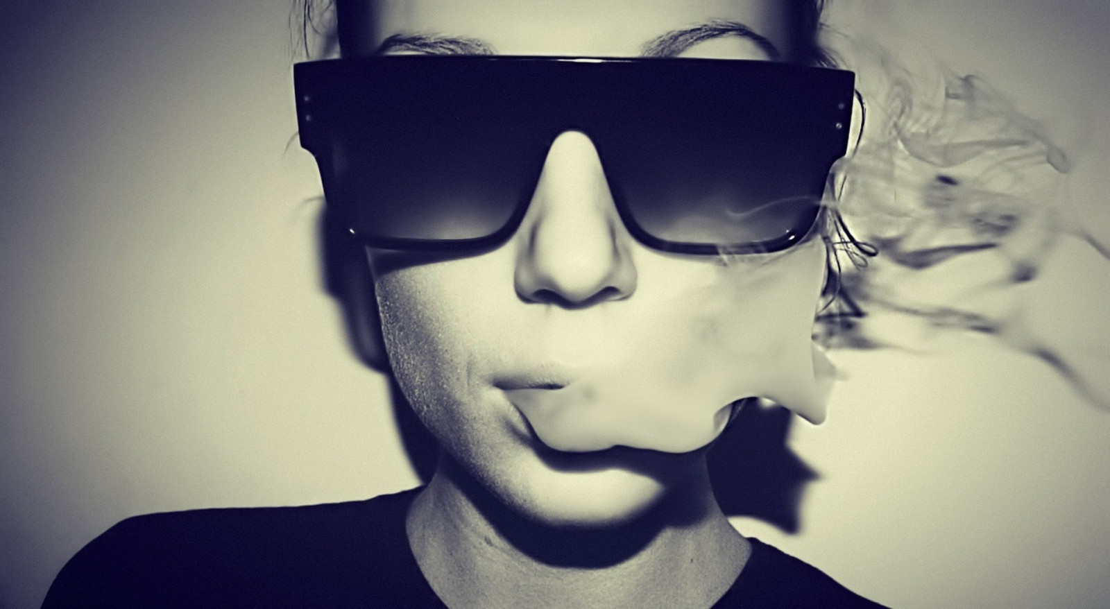 viso, bianca, nero, donne, monocromo, ritratto, bicchieri, fotografia, blu, naso, emozione, capo, colore, bellezza, Sorriso, occhio, mano, forma, oscurità, Senso, bianco e nero, fotografia in bianco e nero, espressione facciale, la cura della vista, organo, avvicinamento, occhiali, 1920x1054 px