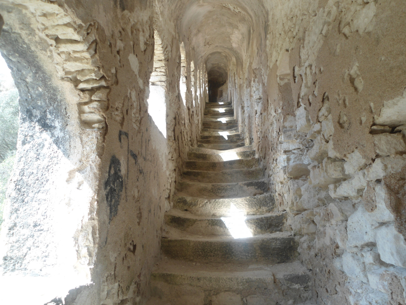 okno, kameny, stín, fotografování, jeskyně, ostrov, oblouk, zřícenina, Korsika, Formace, měřítko, Europa, Viaggio, světlo, cestovat, cesta, stěny, Insel, corse, isola, štika, cesta, Schatten, evropský, ancien, Fenster, eu, lux, dávná historie, mediterraneo, historické místo, archeologické naleziště, Scalinata, finestra, corso, Stein, Pietre, Islas, luminoso, mura, Ols, muri, Europeo, zazdít, Korsičan, Středozemí, Kontinentu, Genovese, Scalino, Korsika, Rozdílné, Piccolocontente