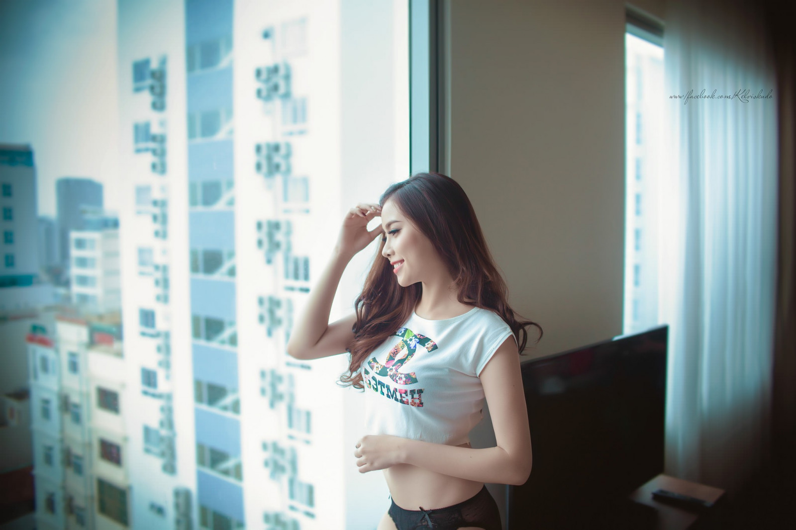 白, 女性, モデル, 窓, 長い髪, アジア人, 写真, ドレス, 笑う, 青, ファッション, ヘア, 赤ちゃんの髪, 立っている, 作物のトップ, ランジェリー, 感情, 女の子, 美しさ, 写真, 写真撮影, インタラクション