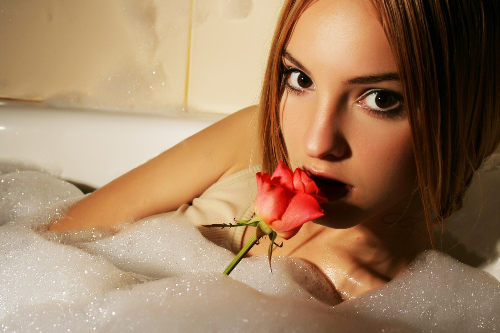 tvář, ženy, model, květiny, bruneta, Červené, hnědé oči, vlasy, pusa, koupání, Osoba, kůže, hlava, Kira W, dívka, krása, oko, ruka, noha, ret, sladkost, focení, Lidské tělo, orgán, zblízka, příchuť