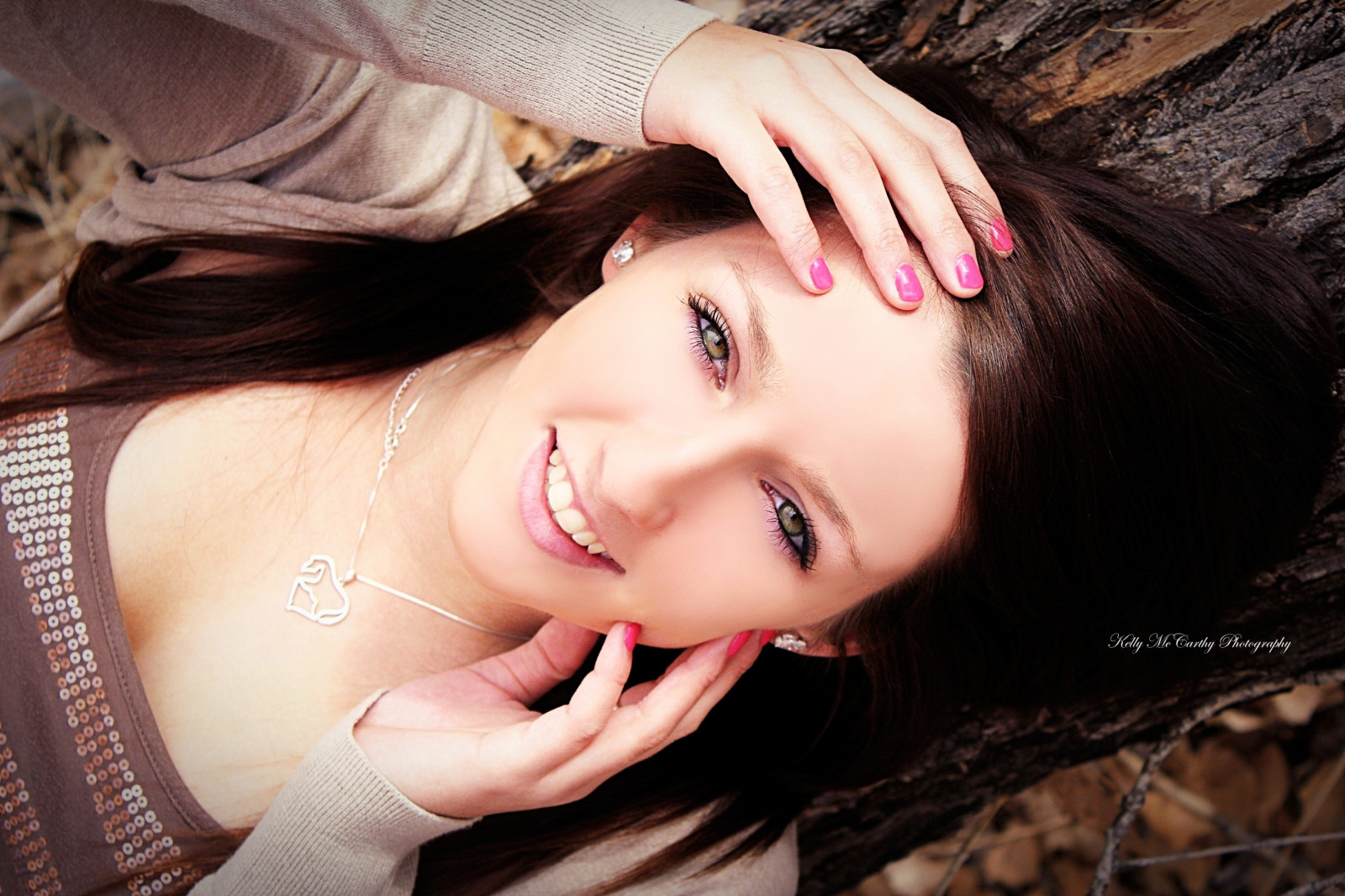 tvář, model, portrét, dlouhé vlasy, bruneta, venku, fotografování, náhrdelník, černé vlasy, hnědý, móda, vlasy, pusa, emoce, Osoba, kůže, oblečení, hlava, romantika, Krásná, dívka, krása, usměj se, oko, žena, ruka, dáma, ženský, noha, fotografie, smysl, póza, sladkost, portrétní fotografie, focení, hnědé vlasy, mimika, Lidské tělo, orgán, zblízka, mybrowneyedgirl, seniorportrait, pinknails