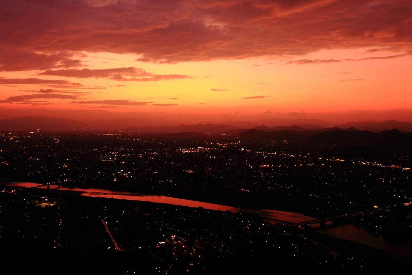 paesaggio, luci, strada luce, tramonto, paesaggio urbano, architettura, Cina, natura, costruzione, cielo, strada, fotografia, nuvole, casa, Alba, colline, sera, mattina, ponte, fiume, orizzonte, atmosfera, crepuscolo, nube, alba, atmosfera della terra, ultimi bagliori, cielo rosso al mattino