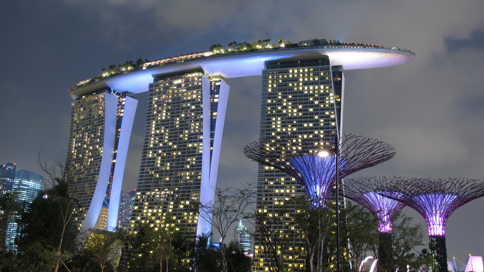 město, panoráma města, noc, architektura, Singapore, Příroda, budova, nebe, hotel, mrakodrap, věž, metropole, atrakce, světlo, strom, centrum, osvětlení, Botanická zahrada, mezník, urban area, turistická atrakce, Metropolitní oblast, panelový dům, MBS, gardensbythebay, flowerdome, Marinabaysingapore, Supertrees