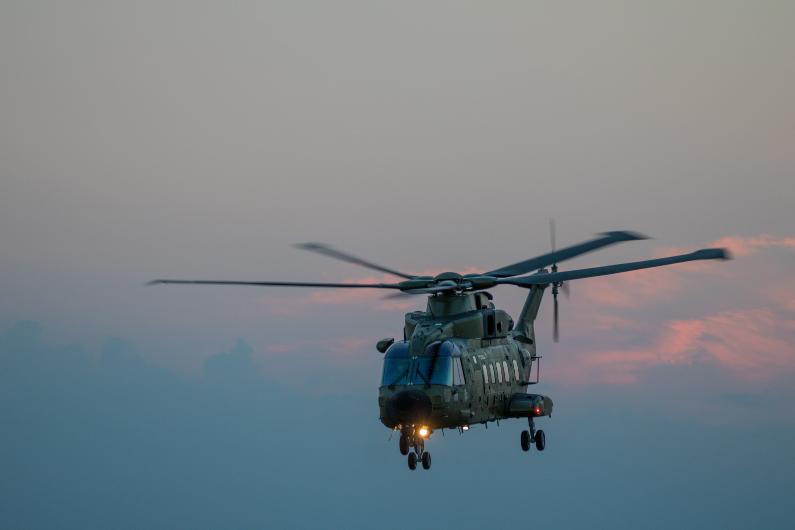 vozidlo, letadlo, plán, Dánsko, letectvo, Soumrak, Roskilde, Let, skymning, Danmark, flygplan, letadlo, Airshow, letectví, exif modelu canoneos760d, geocountry, Kamera aby kánon, geocity, Model fotoaparátu canoneos760d, geostate, geolocation, exif aby kánon, EXIF isospeed 320, EXIF otvor 50, EXIF ef70300mmf456lisusm čočka, exif focallength 135mm, flyg, roskildeairshow, roskildeflygplats, flyguppvisning, detdanskeforsvareh101redningshelikopter, helikoptéra, Atmosféra Země, rotoru vrtulníku, rotorcraft, vojenský vrtulník