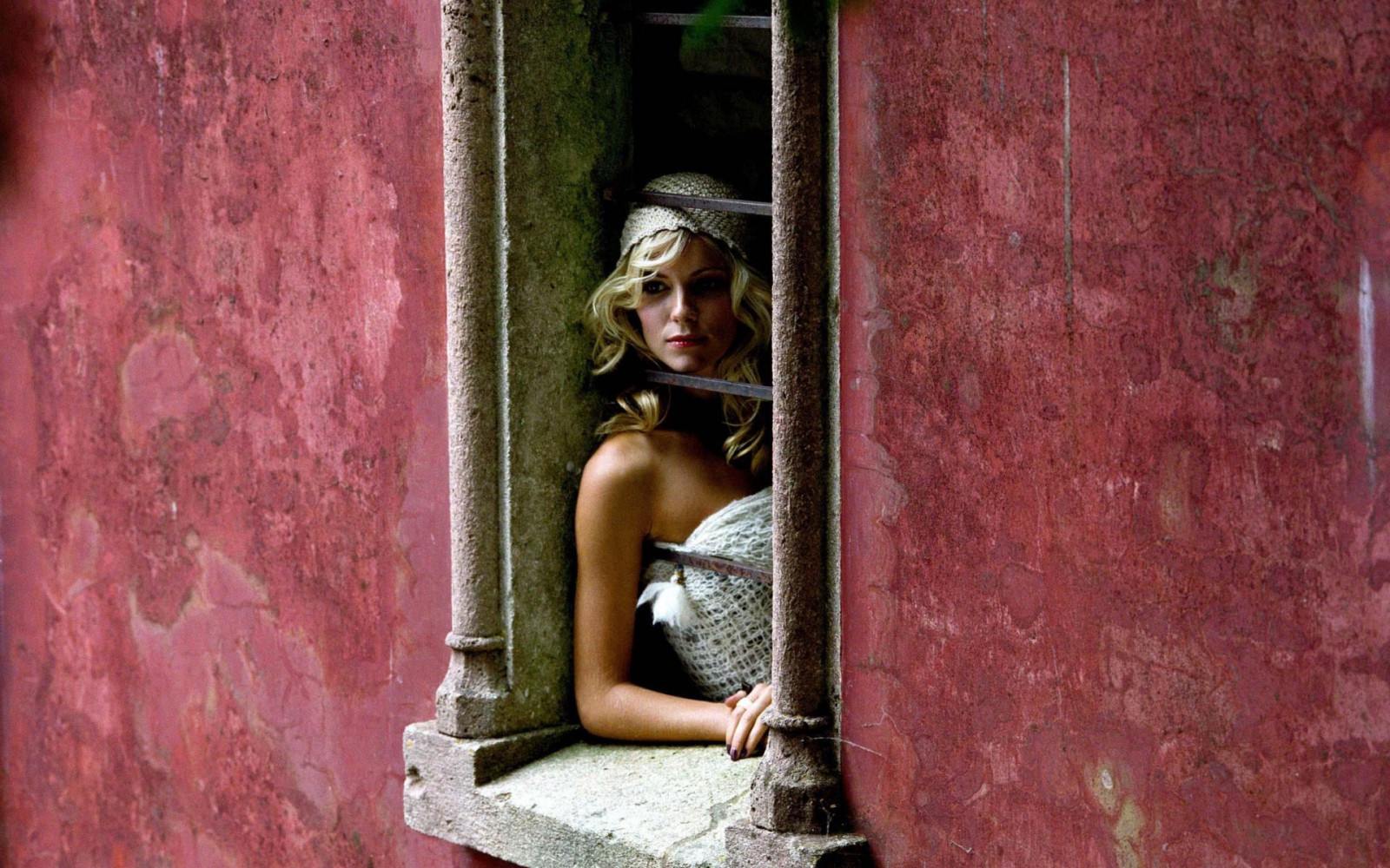 1920x1200 px, herečka, babes, blondýnky, návrhář, Angličtina, oči, tvář, móda, ženy, dívky, mlynář, model, nálada, smyslný, sexy, oranžově žlutá barva, okno, ženy