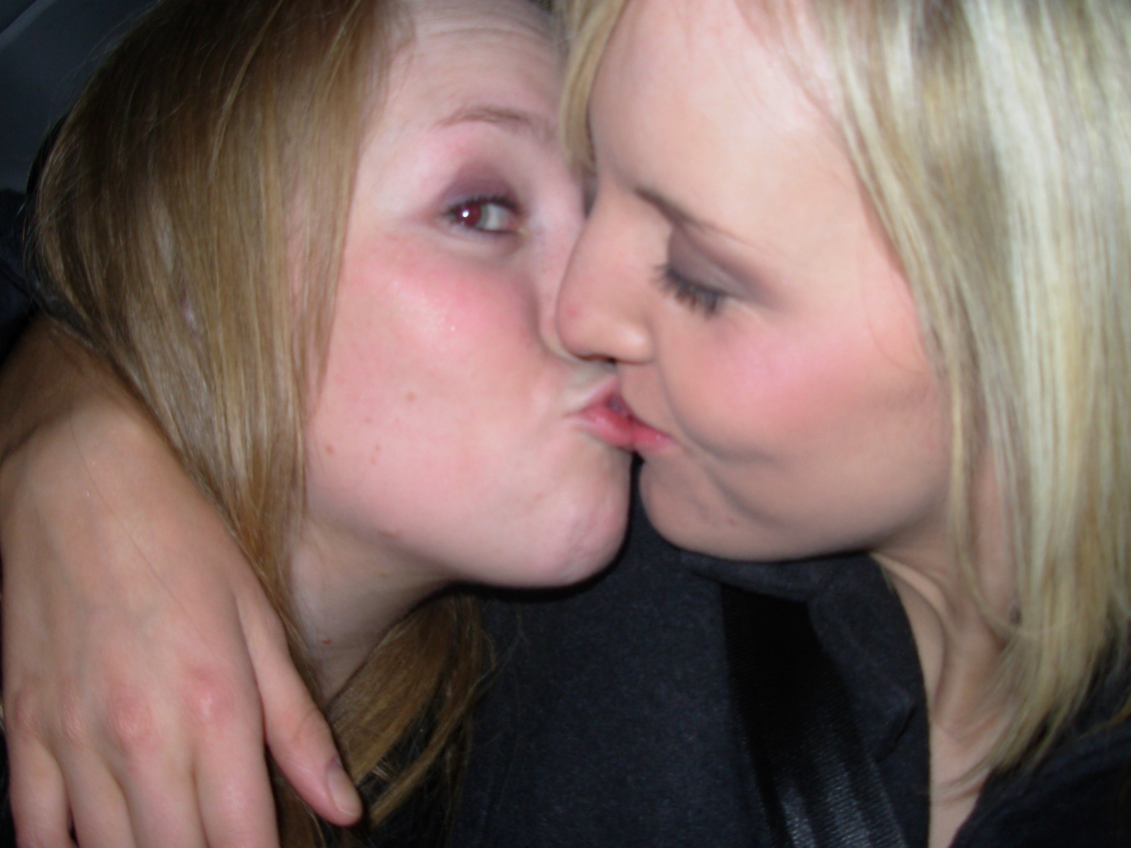 capelli, biondo, colore dei capelli umani, guancia, naso, ragazza, bacio, labbro, interazione, fronte, bocca, avvicinamento, capelli neri, dito, capelli lunghi, mano, collo, Sorriso, capelli castani, divertimento, cheek kissing, autoscatto, lingua