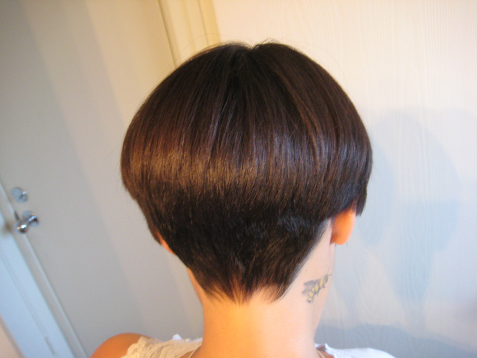 střih, vlasy, cesmína, krátké vlasy