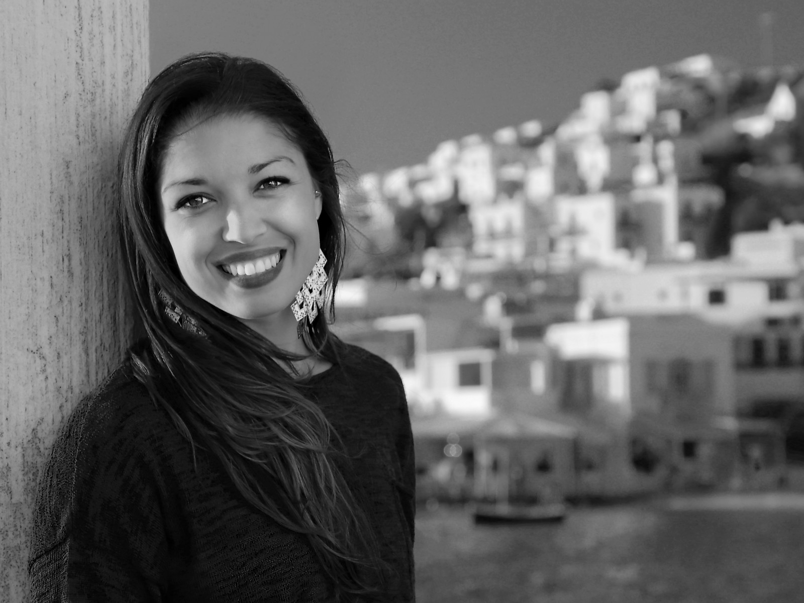 tvář, bílý, Černá, černobílý, portrét, dlouhé vlasy, voda, fotografování, rtěnka, Kánon, svetr, Řecko, emoce, štěstí, Osoba, Smích, dívka, krása, usměj se, oko, žena, dáma, zábava, fotografie, canoneos6d, momentka, canonef24105mmf4lisusm, Černý a bílý, monochromatické fotografování, portrétní fotografie, focení, mimika, bayens, pjbayens, bluesweater, egejský, metání, modrá voda, mykonos, littlevenice, aegeancruise