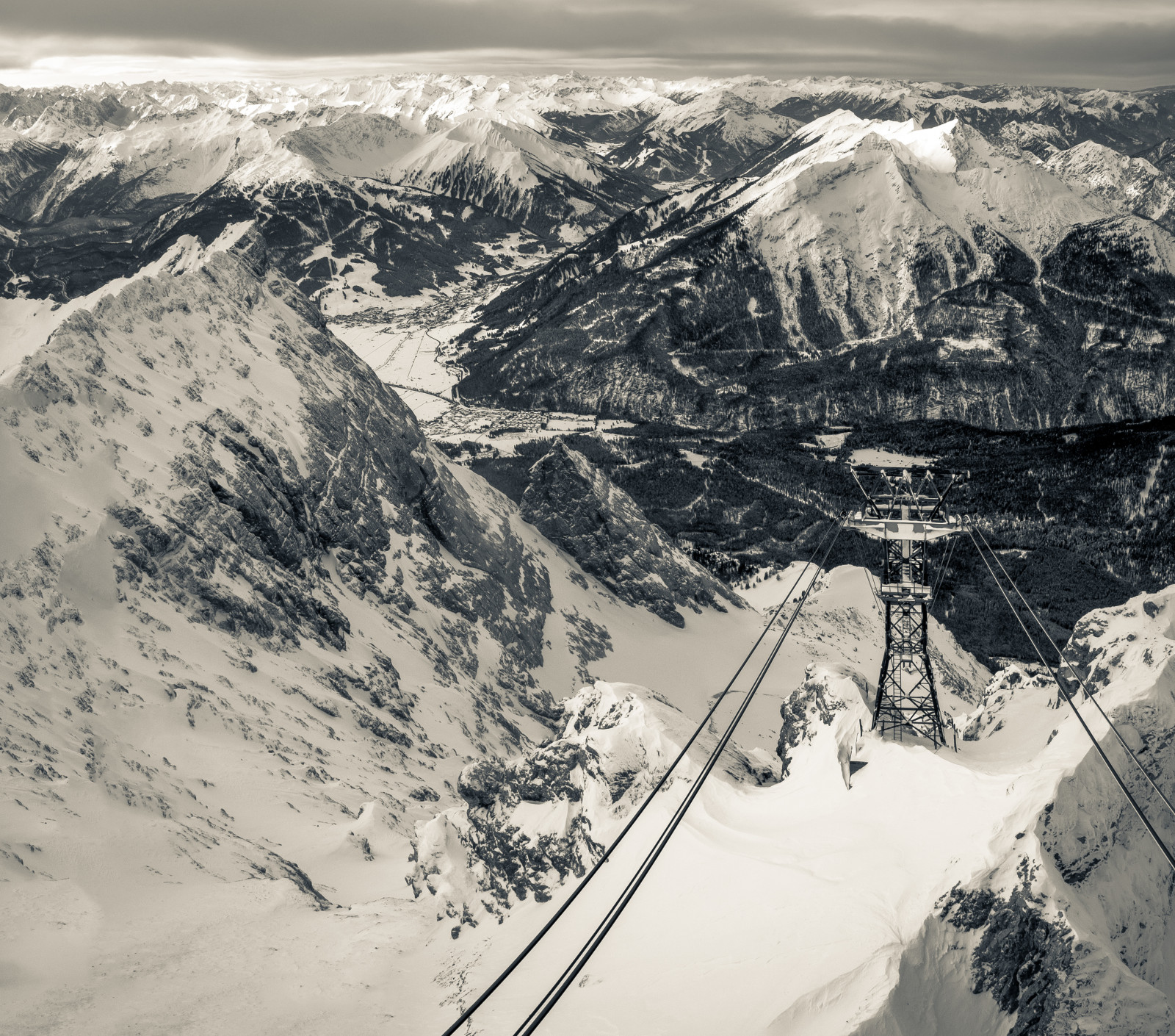 stromy, krajina, bílý, Černá, hory, černobílý, nebe, sníh, zima, fotografování, mraky, led, Studený, Německo, údolí, horský průsmyk, Alpy, zmrazení, vrcholek, hřbet, světlo, Terén, mrak, strom, hora, masiv, piste, výtah, ledovec, Černý a bílý, horských reliéf, letecké snímkování, geologický fenomén, pohoří, ledová landform, zimní sport, klesl, cirkus, Zugspitze, kabely, vrcholy, nadmořská výška, Arte, Garmischpartenkirchen, nunatak