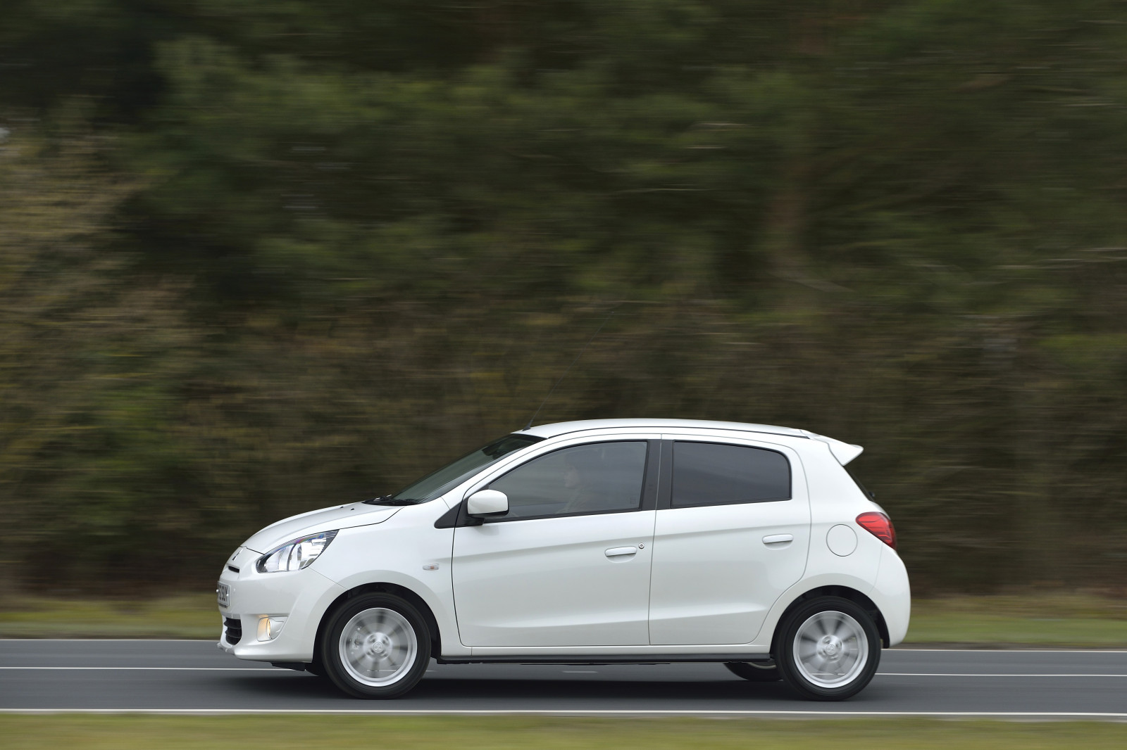 auto, veicolo, Nissan, Mitsubishi, Berlina, netcarshow, netcar, immagini di auto, auto foto, 2014, versione Mirage UK, veicoli terrestri, marca di automobile, auto di famiglia, city ​​car, macchina di utilitaria, Toyota Vitz