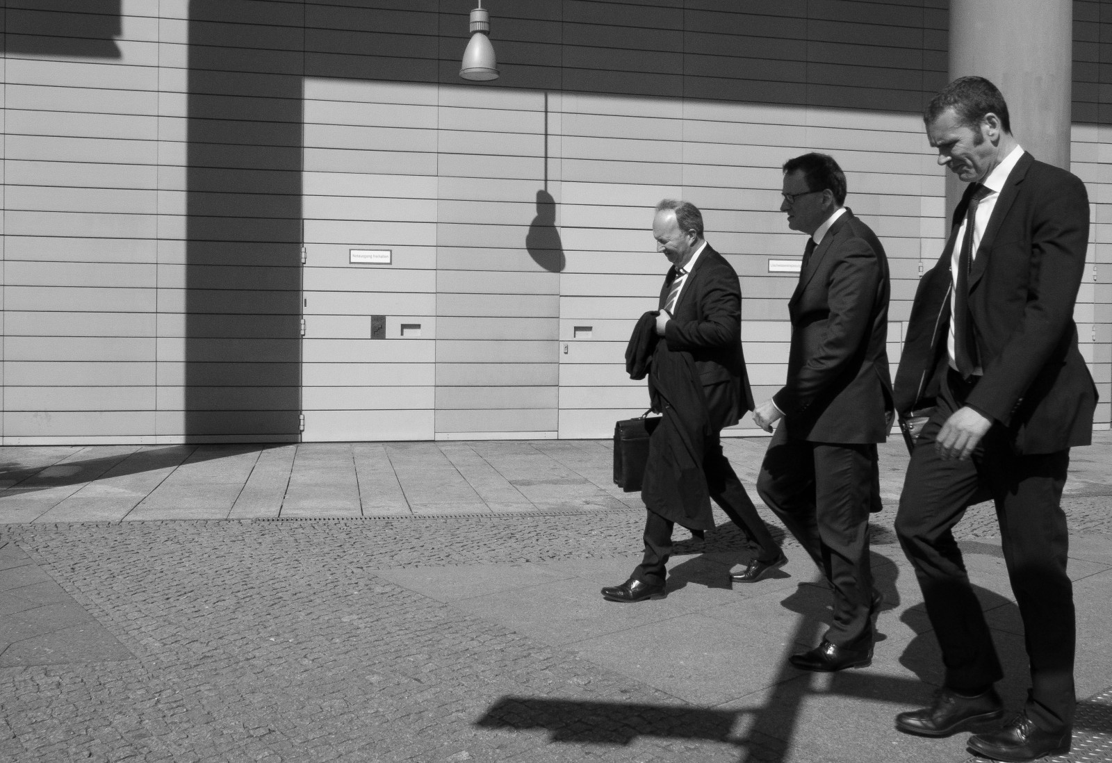 mennesker, hvid, sort, monokrom, gade, bil, skygge, vej, fotografering, Gentleman, hus, stående, gå, Berlin, Fujifilm, infrastruktur, vinkel, fodgænger, bw, sort hvid, mand, neger, human, fotografi, dragt, xt1, han-, blanco, schwarz, Weis, øjebliksbillede, byområde, sort og hvid, monokrom fotografering, human behavior