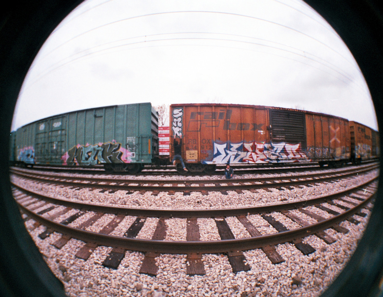 bílý, město, městský, Červené, nebe, sedící, fotografování, vlak, Ryba, modrý, skály, větrný, čáry, grafiti, Šipka, Illinois, puberťáci, Chicago, šipky, Přátelé, objektiv s rybím okem, okraj, struktura, Lomography, UMĚNÍ, rybí oko, kolejnice, barvy, jeden, usměj se, oko, bublina, Rychlost, písmena, jižní, Napájení, boční, film, il, dráha, box, 400, lomo, tagy, závěsný, štítek, největší, kus, 3., urban area, font, veřejná doprava, zastavil, bombardování, konfekce, Cvs