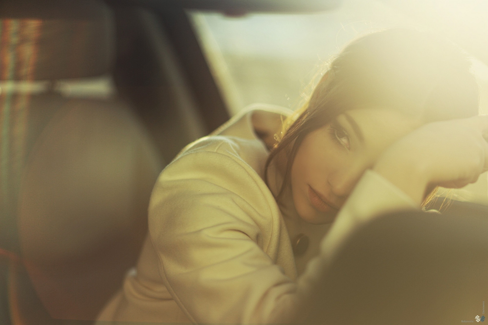 ansigt, sollys, hvid, Kvinder, model, portræt, Kigger væk, bil, brunette, briller, elsker, fotografering, morgen, pink læbestift, jakkesæt, eyeliner, næse, emotion, Person, hud, hoved, søvn, romantik, lys, farve, barn, pige, skønhed, øje, kvinde, hånd, fotografi, Følelse, humane positioner, tæt på, interaktion, menneskelig handling, spædbarn