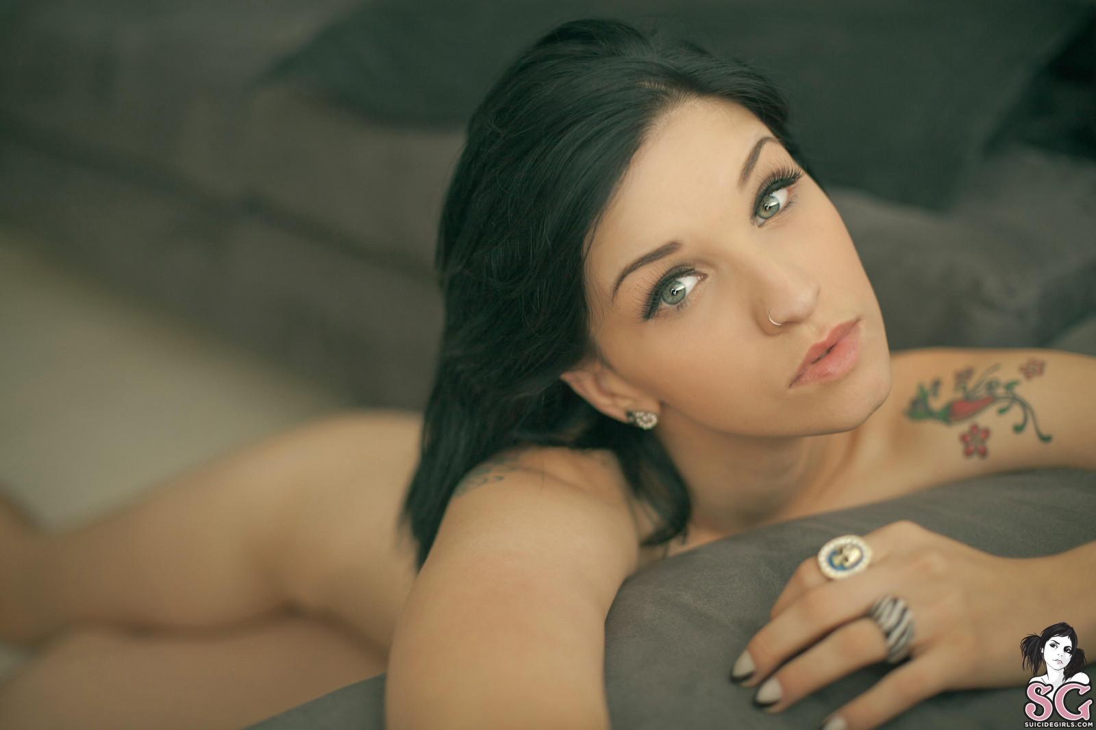 tvář, ženy, model, portrét, bruneta, zelené oči, fotografování, tetování, černé vlasy, pusa, suicidegirls, Osoba, kůže, hlava, akt, dívka, krása, oko, žena, ruka, dáma, prst, noha, portrétní fotografie, focení, umění model, břicho, Lidské tělo