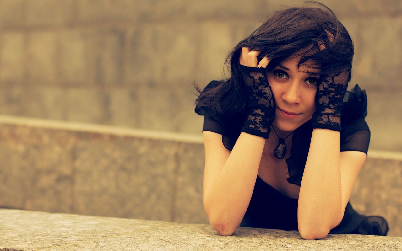 negru, femei, model, portret, fundal simplu, brunetă, ochelari, ședință, fotografie, rochie, albastru, Modă, par, Persoană, piele, îmbrăcăminte, fată, frumuseţe, zâmbet, ochi, femeie, doamnă, fotografie, 1280x800 px, pozițiile umane, Fotografie portret, sedinta foto, păr șaten, modelul de artă