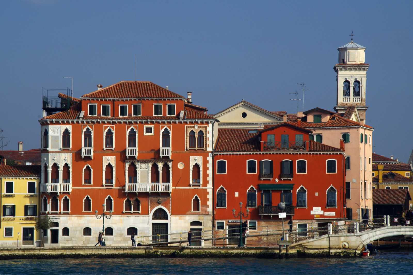vindue, by, bybilledet, vand, bygning, himmel, Venedig, hus, aften, havn, by, kanal, metropol, palads, slot, ejendom, Italia, bygninger, cielo, tilfælde, laguna, kanal, hoppe, sål, milepæl, finestre, venezia, acqua, architettura, barche, Chiesa, Citta, ponte, archi, edificio, Veneto, Carnevale, facade, porte, passeggiata, colore, calma, canale, pentaxlife, tetti, turistattraktion, vandveje, Turisti, paladser, balconi, campanile, allaperto, Navigare, fondamentazattere, kalli, Pontelongo, abitazioni, canaledellagiudecca, Navigazione, kanalbåd, inaugurazione, Banche, laserenissima, natanti, visitatori, campaniledisantrovaso