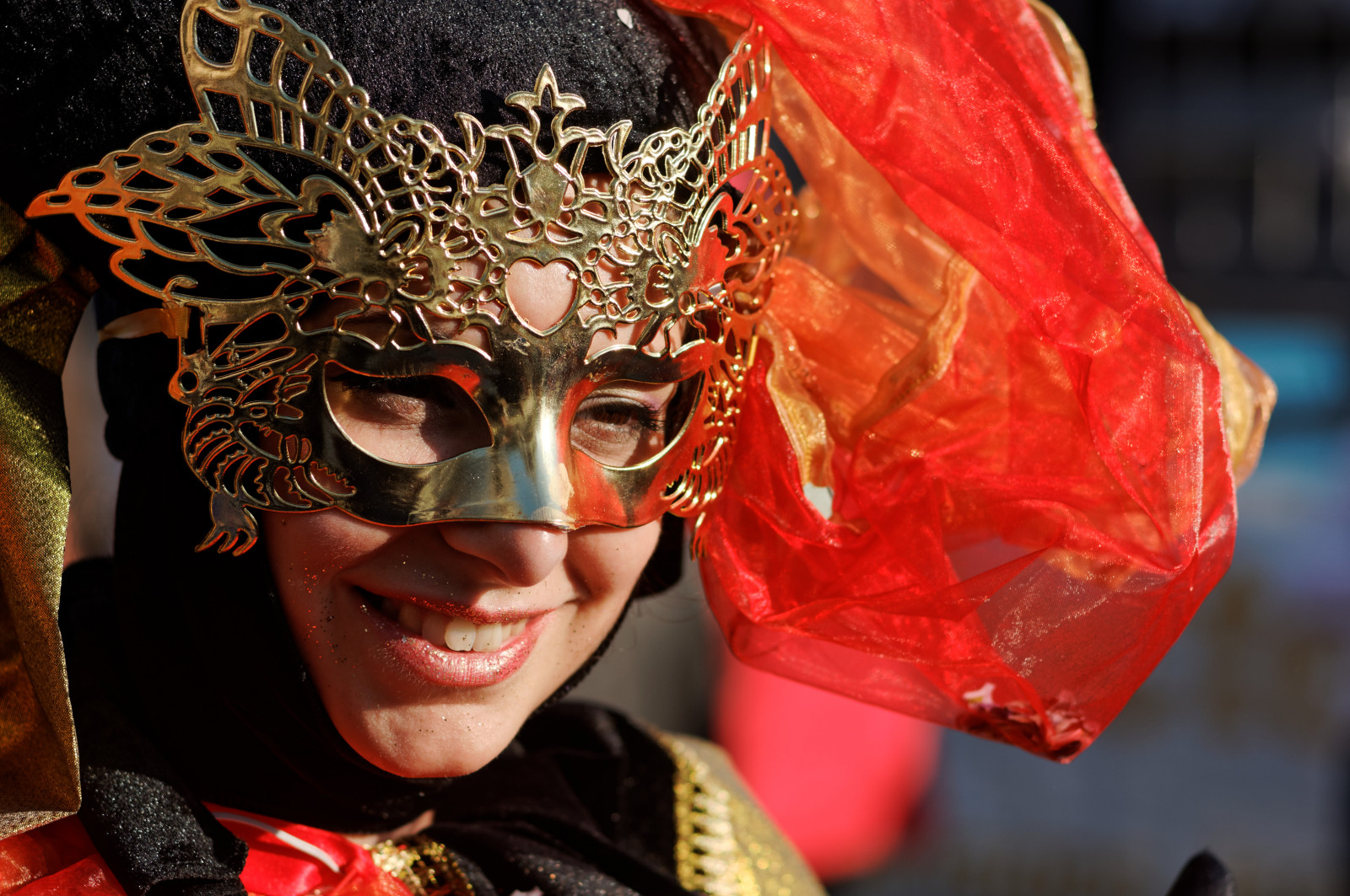 portrét, Červené, makeup, maska, bokeh, karneval, událost, Karneval, průvod, Menton, dívka, festival, žena, dof, pokrývka hlavy, kostým, upřímný, tradice, cotedazur, frenchriviera, produkt, maska, k3, pentaxk3, hedvábní maska, hezké šaty, přestrojení, fa77, deguisement, f tedescitrons, mardisgras