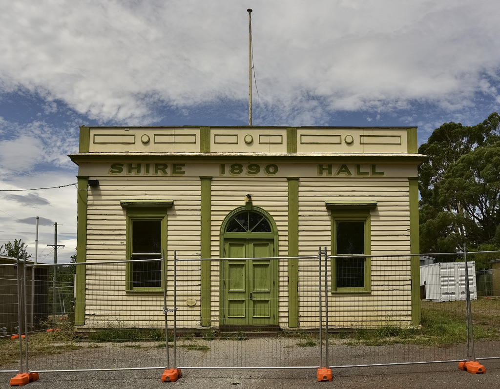 phunnyfotos, Australien, Victoria, vic, hal, publichall, Shirehall, 1890, Glenlyon, facade, arkitektur, bygning, bue, flagstang, opgradering, renoveringer, sanering, hegn, securityfence, constructionfence, byggeplads, Nikon, D750, nikond750, hepburnshire, bogstaver, skrifttype, typografi, tekst, skrivning