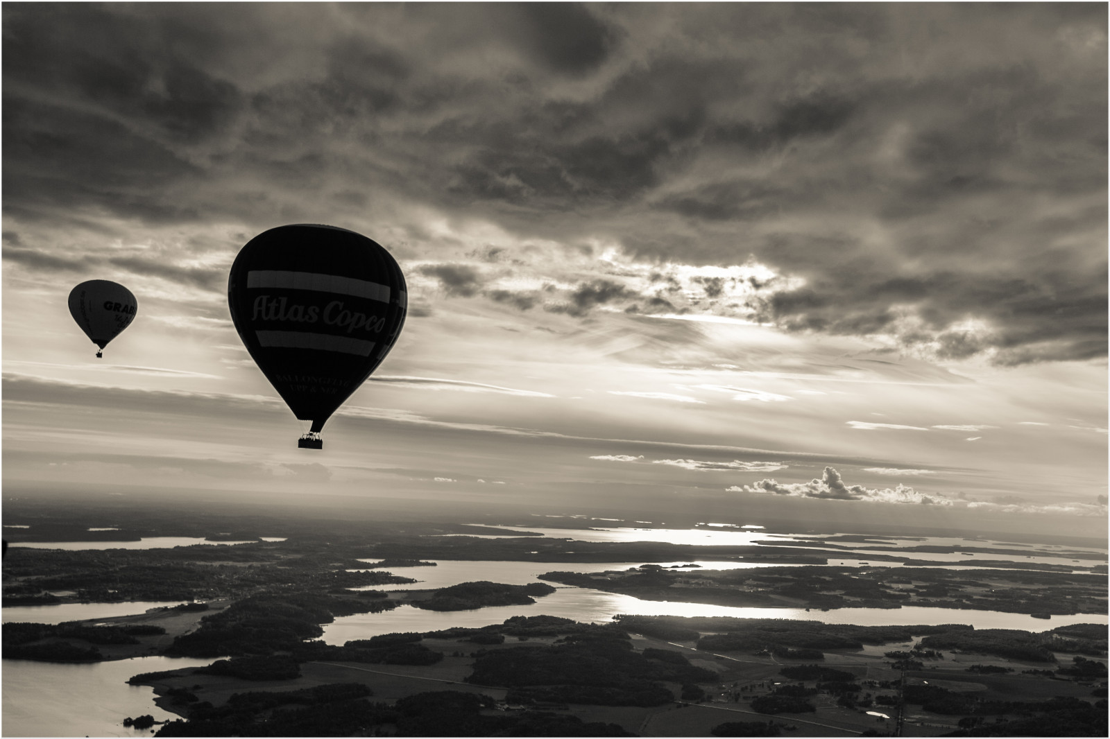 slunečnímu záření, černobílý, západ slunce, moře, odraz, nebe, vozidlo, letadlo, ráno, Stockholm, Švédsko, Let, mrak, křídlo, Atmosféra Země, horkovzdušný balón, horkovzdušný balón