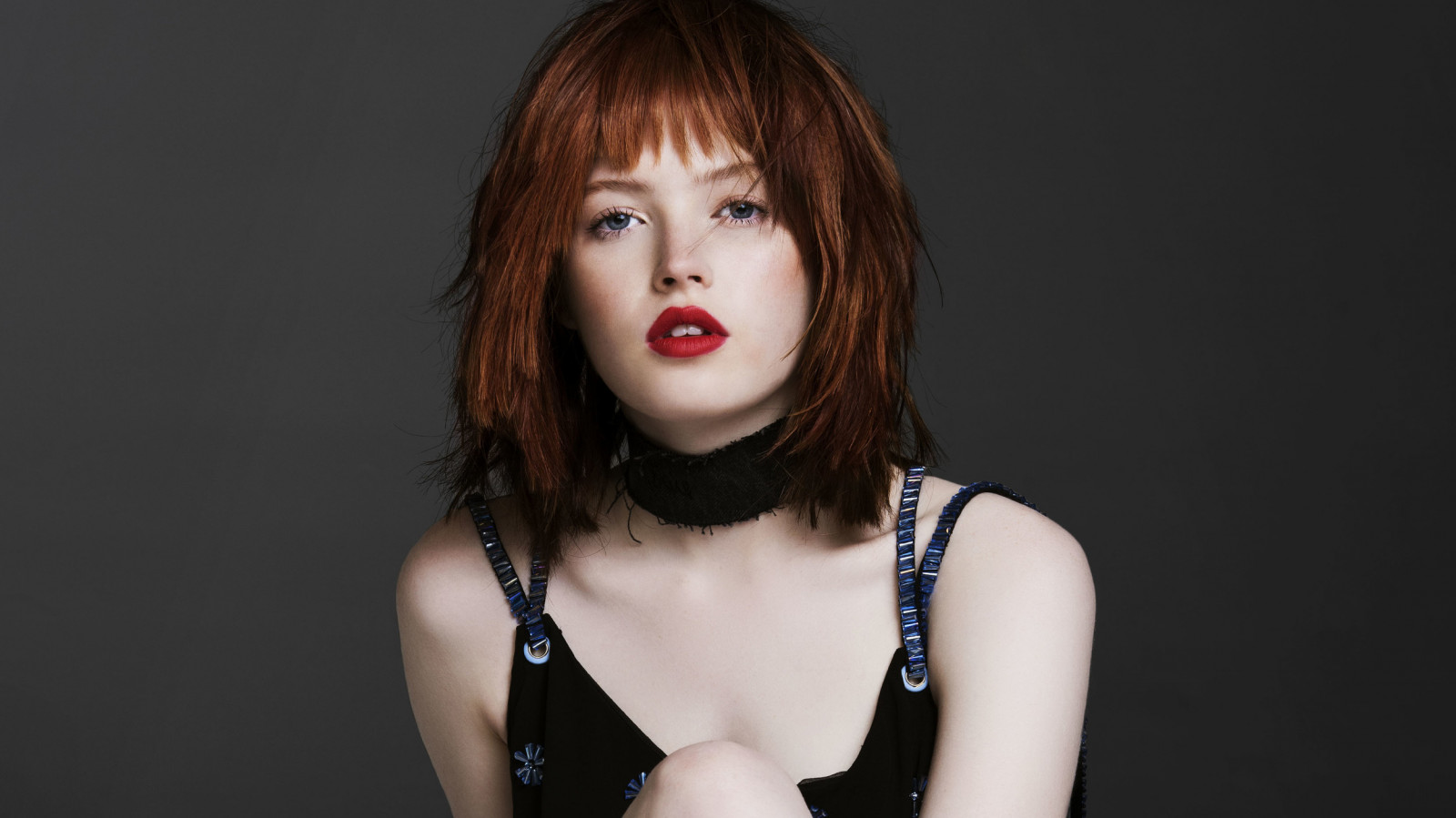 Ellie Bamber, Kızıl saçlı, Kadınlar, Mavi gözlü, Basit arka plan, aktris, Model, ruj