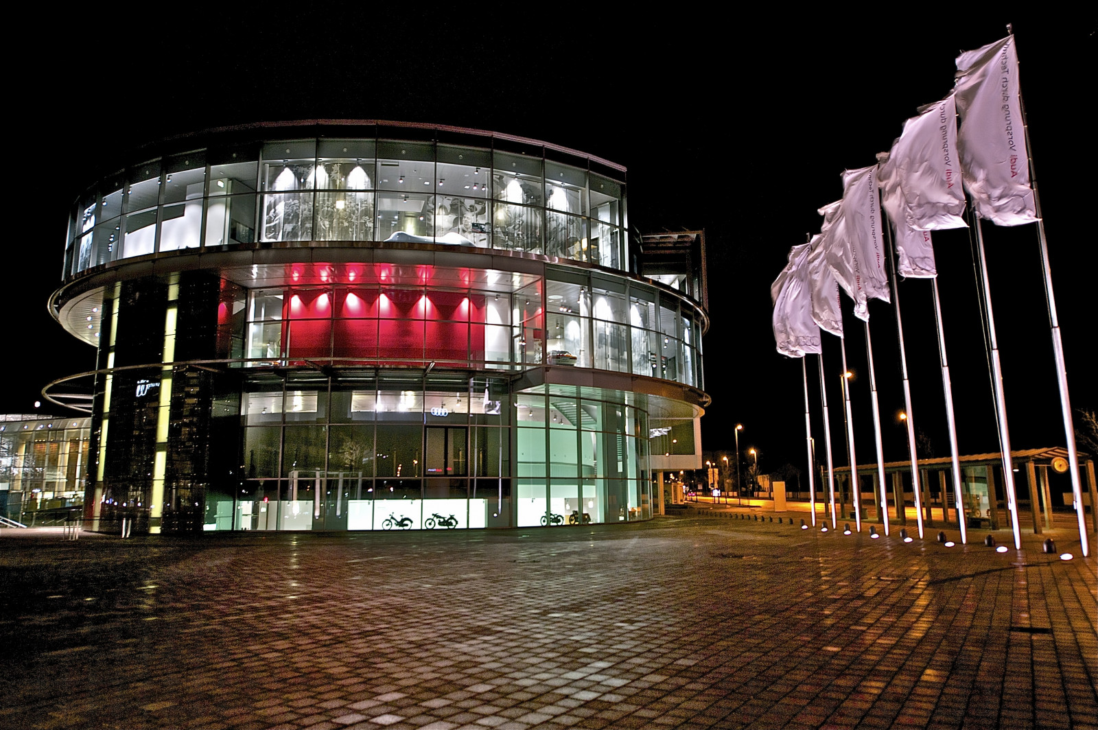 město, noc, architektura, budova, odraz, nebe, večer, Německo, Nikon, audi, Evropa, muzeum, metropole, Bavaria, struktura, Europa, světlo, centrum, osvětlení, deutschland, mezník, architektur, bayern, D700, fasáda, Nacht, turistická atrakce, Metropolitní oblast, smíšené využití, nikkor1424mm, nightimage, Ingolstadt, Audiforum, Museummobile, Donauradwanderweg, Audiag