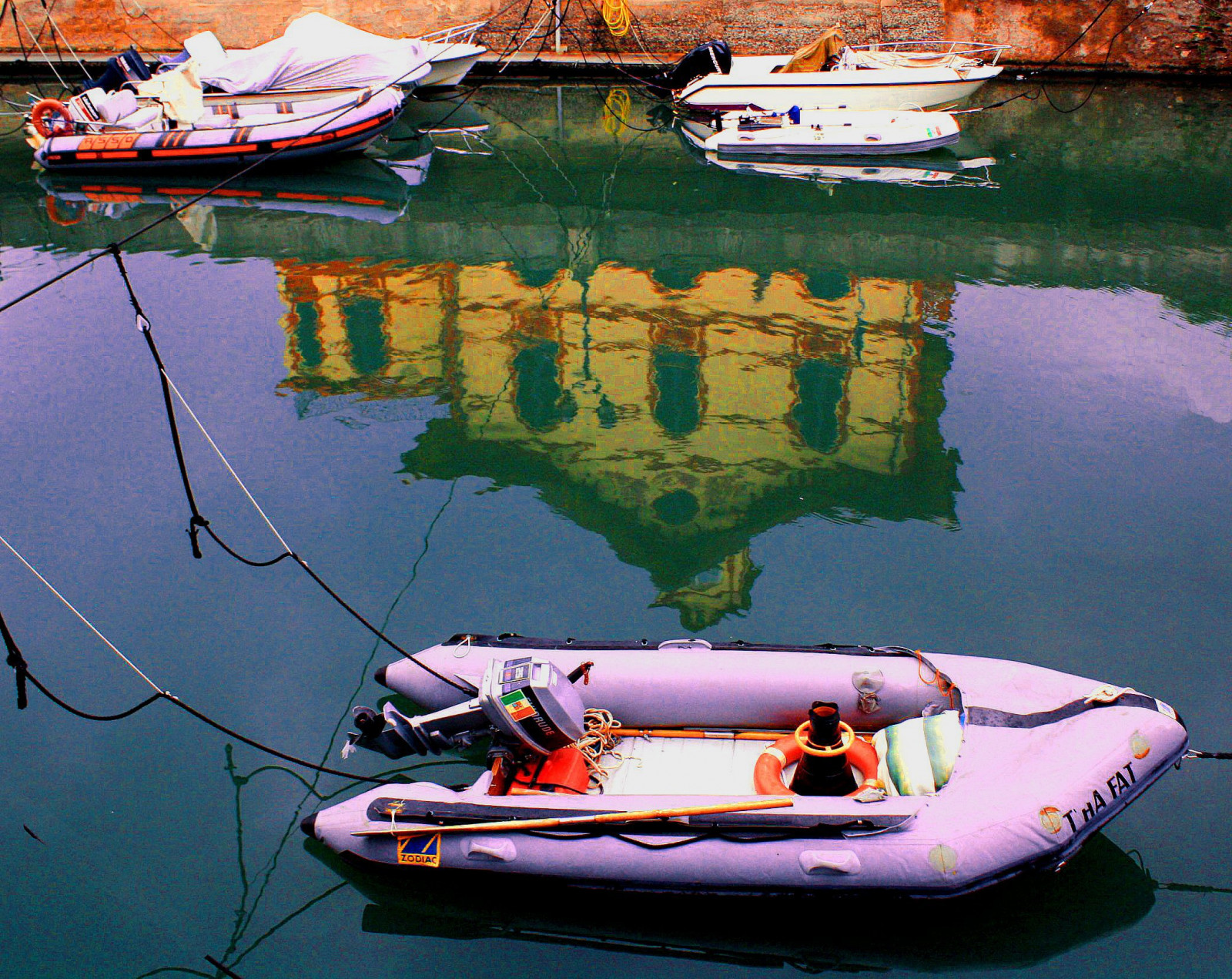 loď, voda, odraz, vozidlo, Dům, řeka, barca, 2011, plavidlo, barvy, malý člun, colori, acqua, casa, fiume, lodičky, riflesso, plavidla veslování, Rapallo, motorový člun, Ormeggio