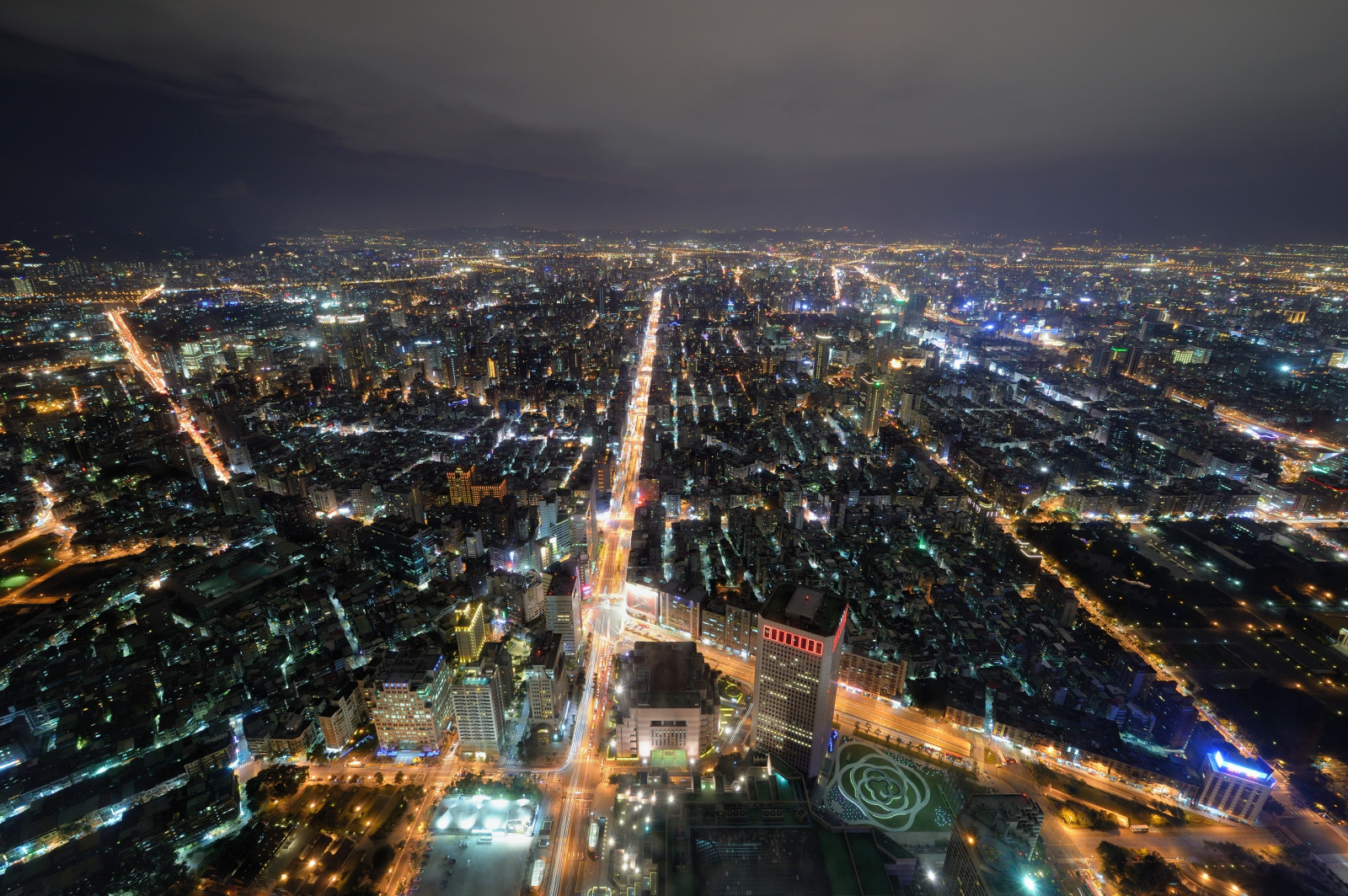 Landschaft, Stadt, Stadtbild, Nacht-, Asien, Gebäude, Himmel, Skyline, Wolkenkratzer, Abend, Turm, Horizont, Atmosphäre, Dämmerung, Vogelperspektive, Taipei, Taiwan, Metropole, Langzeitbelichtung, gedimmtes Licht, Innenstadt, Nachtsicht, Wahrzeichen, Tagsüber, Vorort, 16mm, Stadtgebiet, Atmosphäre der Erde, Metropolregion, Wohngebiet, Turmblock, Luftaufnahmen, Lichtstrom, Luftaufnahme, Afterdark, Nightimage, Nightphoto, Carlighttrail, Formosa, Vogelperspektive, Taipeicity, Localstreet