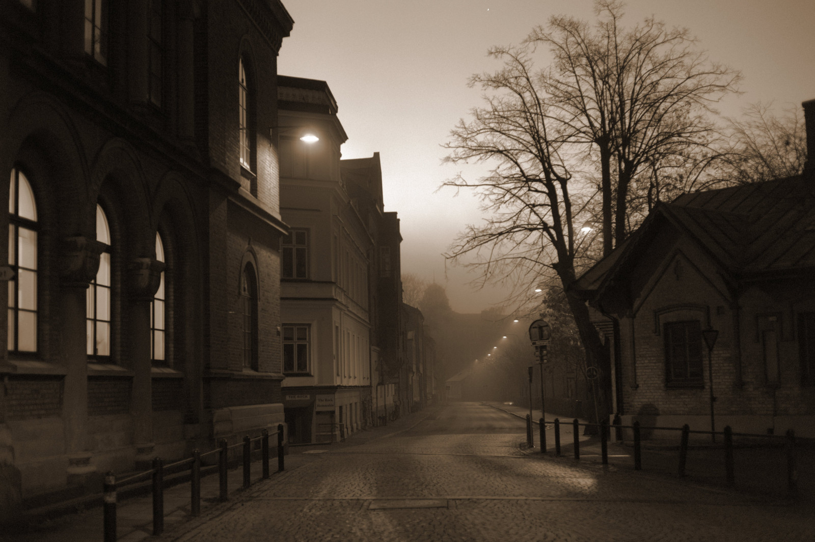 luce del sole, strada luce, finestra, città, strada, notte, costruzione, cielo, strada, casa, sera, mattina, nebbia, cittadina, atmosfera, Svezia, infrastruttura, Sverige, albero, nebbia, vicolo, Dimma, Lund, Stadsparken, casa, oscurità, facciata, corsia, area urbana, bianco e nero, Quartiere, Zona residenziale, fenomeno, zm, csonnart1550, Skane, Zeiss50mmf15csonnarzm, Thinmist, Svanegatan, Centralparklund
