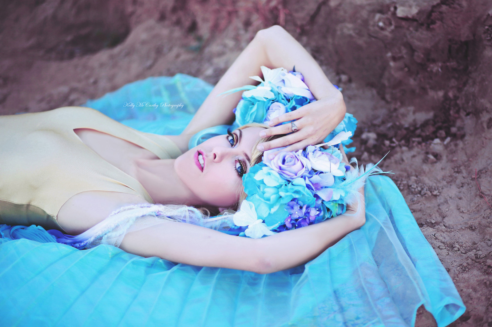 barvitý, model, portrét, blondýnka, květiny, venku, makeup, nachový, detailní, modrý, móda, tyrkysový, čelenka, Stahovací, zlato, květinový, modrozelený, Krásná, zlatý, dívka, krása, žena, modré oči, noha, styl, pohádka, póza, fantazie, portrétování, bohyně, catchycolorspurple, catchycolorsblue, Catchycolorsteal