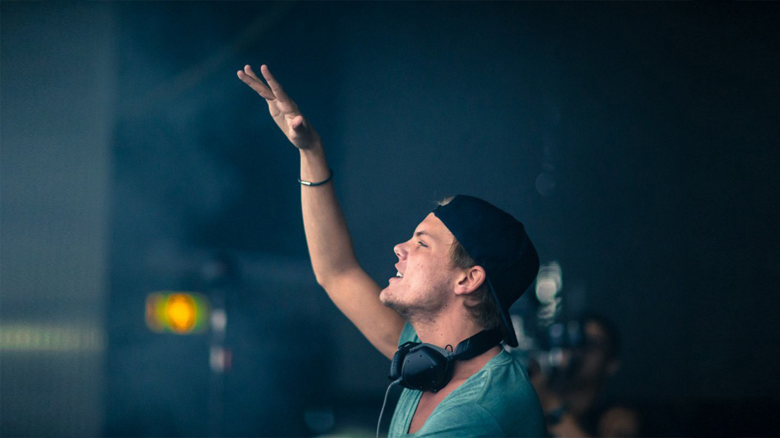 wallpaper-house-blue-dj-avicii-singing-entertainment-stage