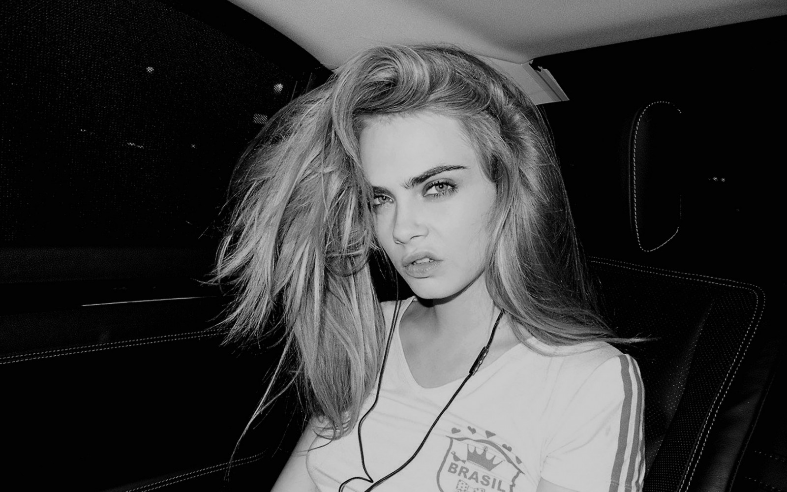 tvář, bílý, Černá, černobílý, model, portrét, dlouhé vlasy, Cara Delevingne, brýle, fotografování, herečka, černé vlasy, móda, vlasy, Osoba, supermodelka, dívka, krása, tělesné, oko, žena, dáma, tma, blond, účes, Černý a bílý, monochromatické fotografování, portrétní fotografie, focení, hnědé vlasy, umění model