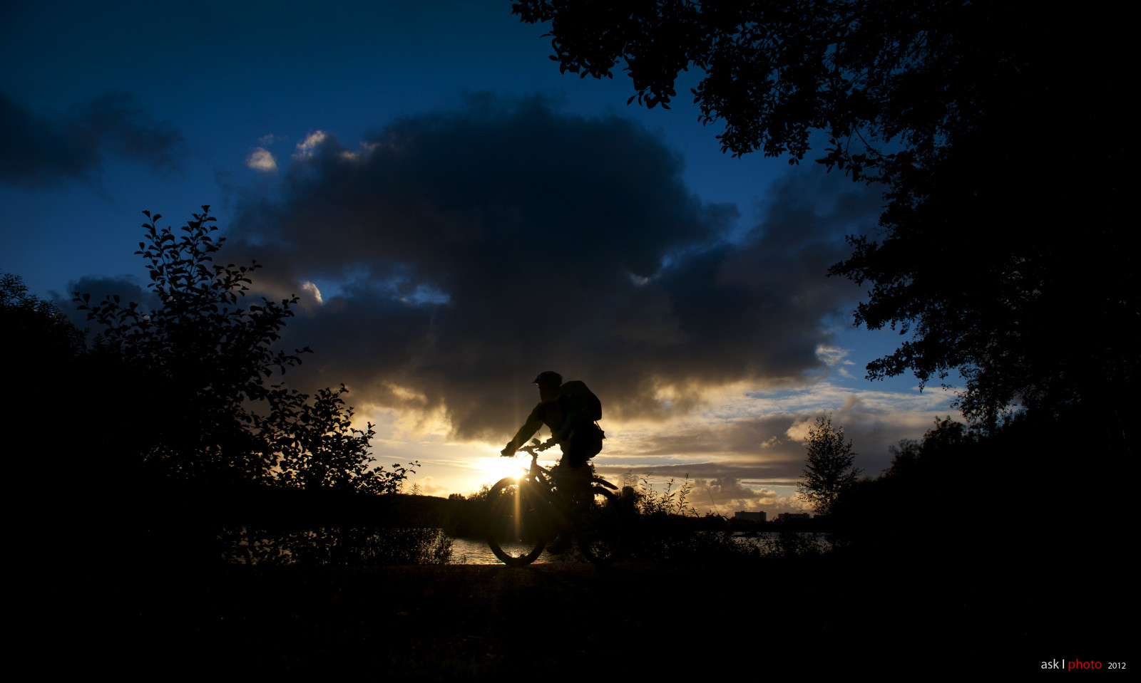 slunečnímu záření, krajina, podzim, západ slunce, noc, Příroda, jízdní kolo, nebe, silueta, mraky, větev, svítání, Norsko, večer, ráno, atmosféra, říjen, soumrak, cyklista, půlnoc, 2012, světlo, mrak, strom, podzim, svítání, rostlina, mygearandme, tma, norge, Rogaland, počítač tapeta, Atmosféra Země, meteorologický jev, Stavanger, bentingeask, jev, askphoto, sykkel, Mosvatnet, Mosvannet, Syklist, Sykletiljobb, Silhouettebiker