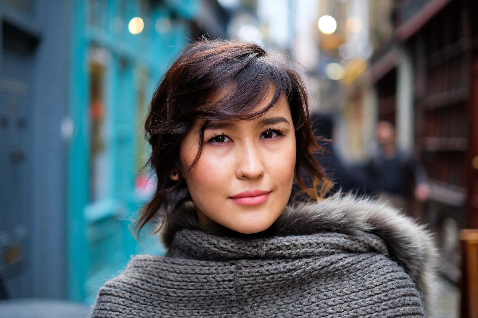 Londýn, portrét, oči, ulice, dlouhé vlasy, černé vlasy, zrcadlo, vlasy, šátek, srst, primární, dosti, chladný, dívka, krása, usměj se, oko, dáma, fuji, streetphotography, cizinec, momentka, XE2, účes, primelens, textil, portrétní fotografie, hnědé vlasy, kožešinové oděvy, fujixe2, prominent, Fujix, méně