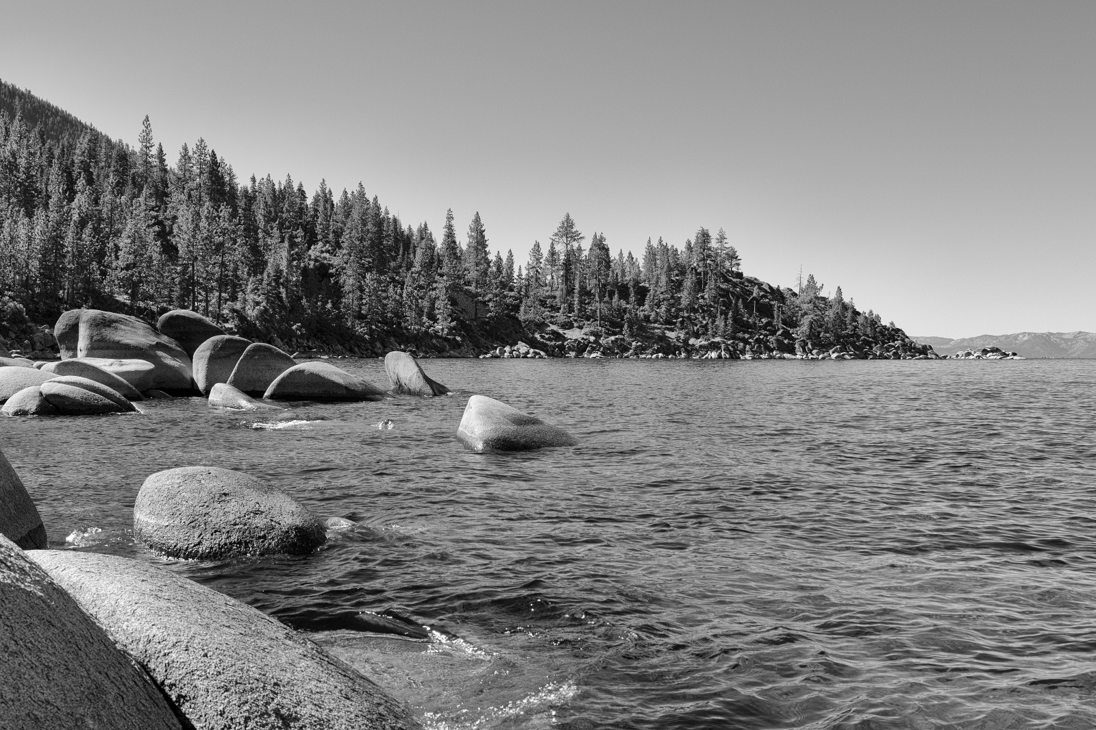 voda, bílý, Černý a bílý, Příroda, monochromatické fotografování, nebe, pobřeží, strom, fotografování, jezero, moře, černobílý, pobřeží, Skála, krajina, hora, odraz, vstupní, oceán, horizont, vlna